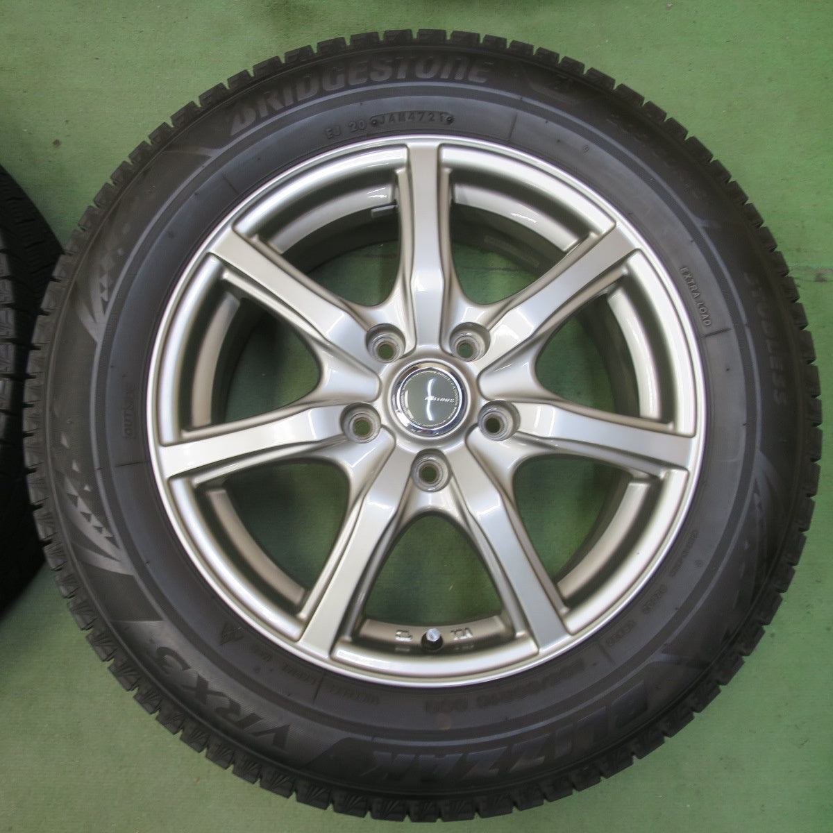 バリ溝！キレイ！9.5分◎スタッドレス 205/60R16 ブリヂストン ブリザック VRX3 MiLLOUS Ki ミルアス 16インチ PCD114.3/5H◎6072004イス