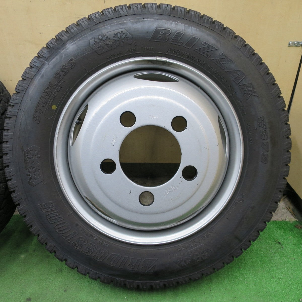 バリ溝！22年！キレイ！9分！6本★トラック 205/70R17.5 115/113L スタッドレス ブリヂストン ブリザック W979 TOPY スチール ホイール 113-9TC 17.5インチ PCD203.2/5H★6020601ナス