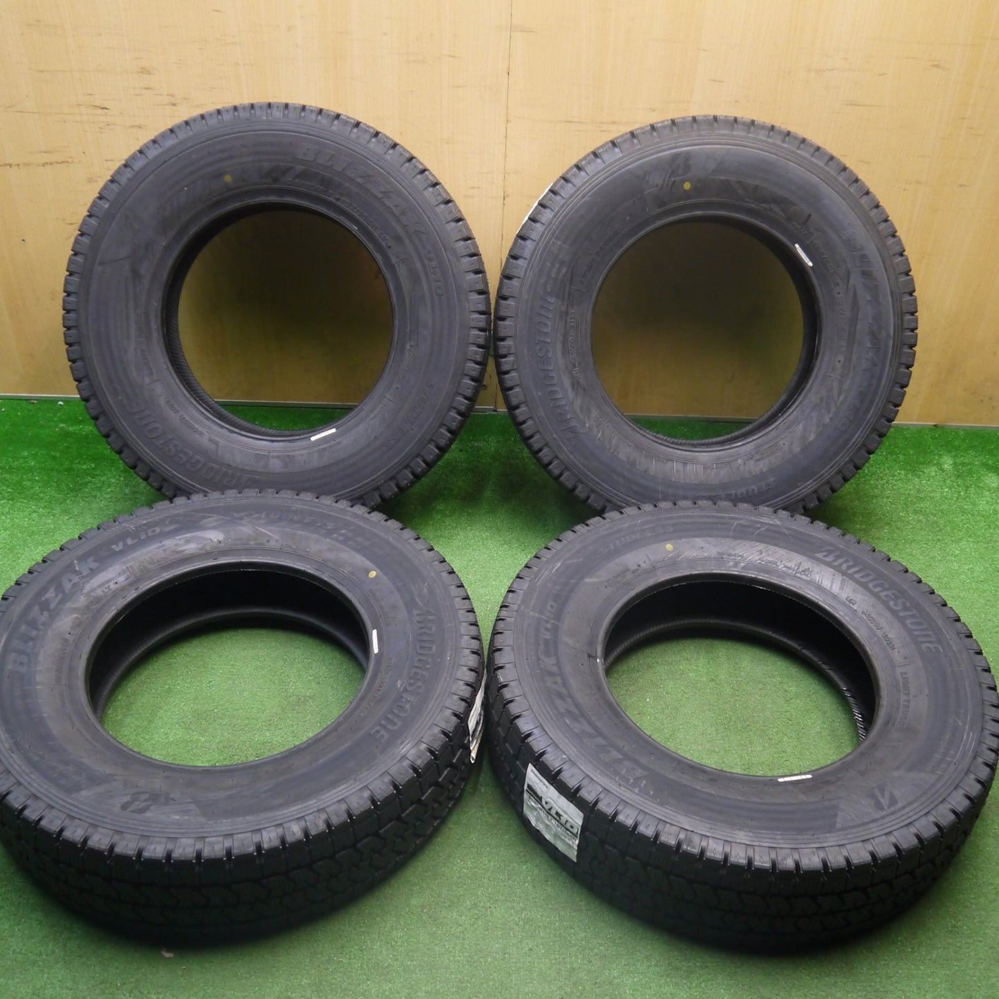未使用！23年★スタッドレス 195/80R15 107/105N ブリヂストン ブリザック VL10 タイヤ 15インチ ハイエース キャラバン 等★6010512Hスタ