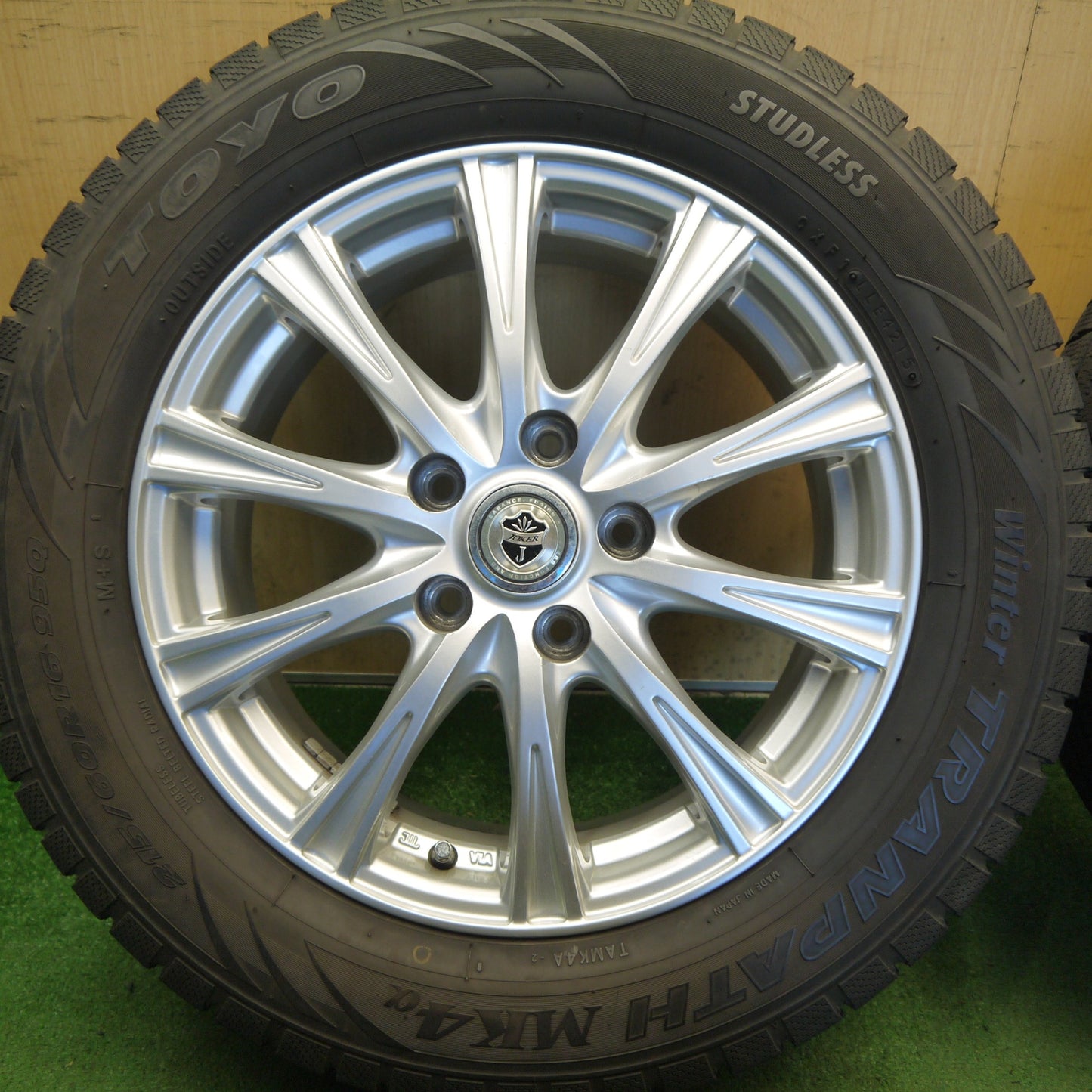 バリ溝！8.5分◎スタッドレス 215/60R16 トーヨー ウインター トランパス MK4α JOKER ジョーカー 16インチ PCD114.3/5H◎6061001Hス