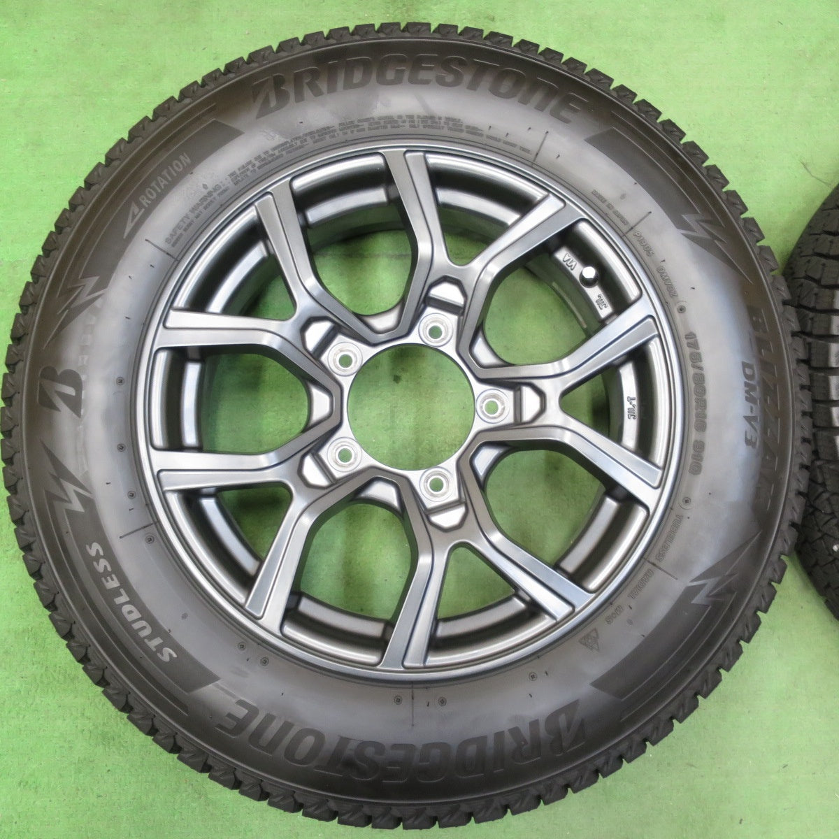 [送料無料] バリ溝！23年！キレイ！ほぼ10分★ジムニー 等 175/80R16 スタッドレス ブリヂストン ブリザック DM-V3 KAZERA H301 カゼラ 16インチ PCD139.7/5H★5032205イス