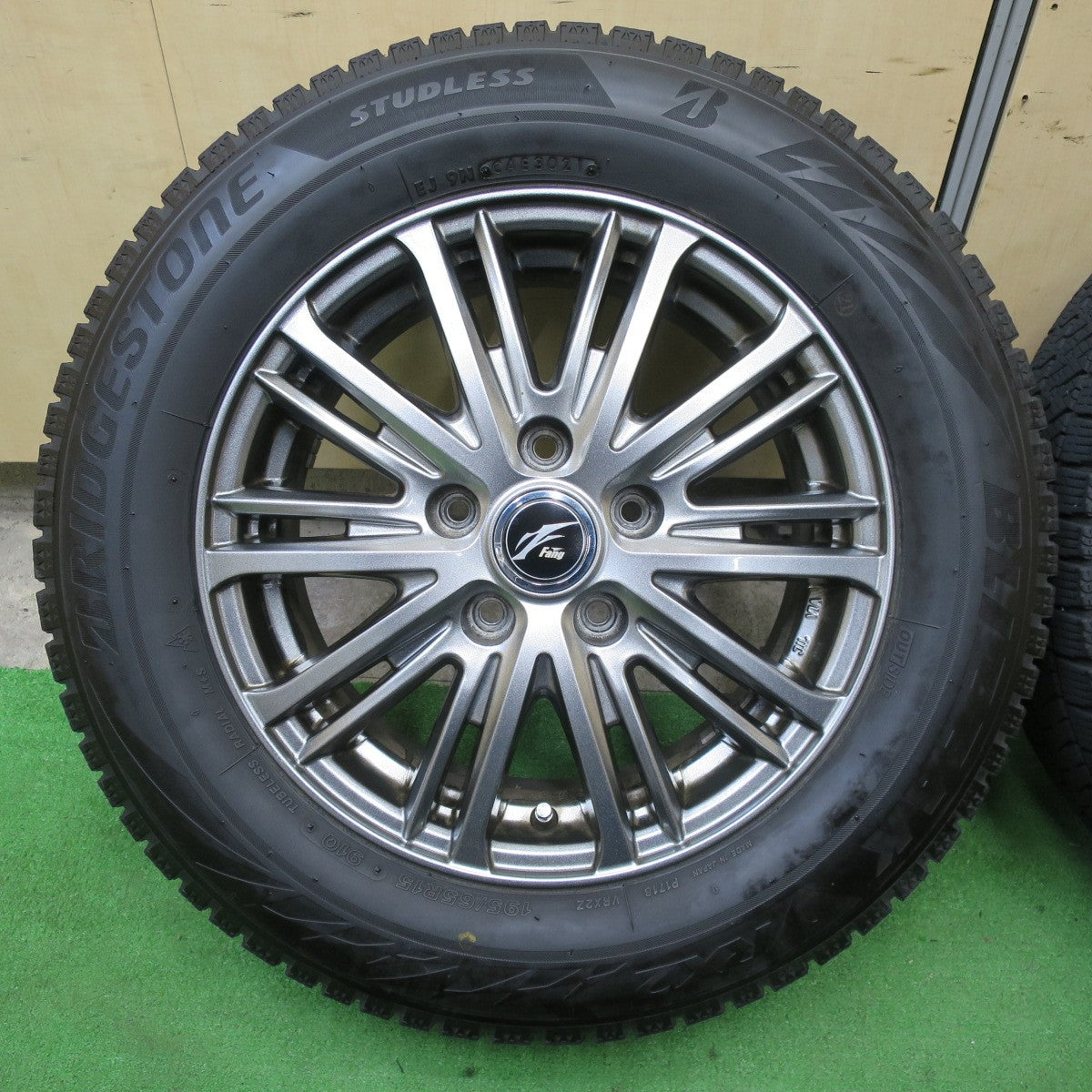 バリ溝！23年！キレイ！9.5分★スタッドレス 195/65R15 ブリヂストン ブリザック VRX2 Fang ファング 15インチ PCD114.3/5H★5070101TTス