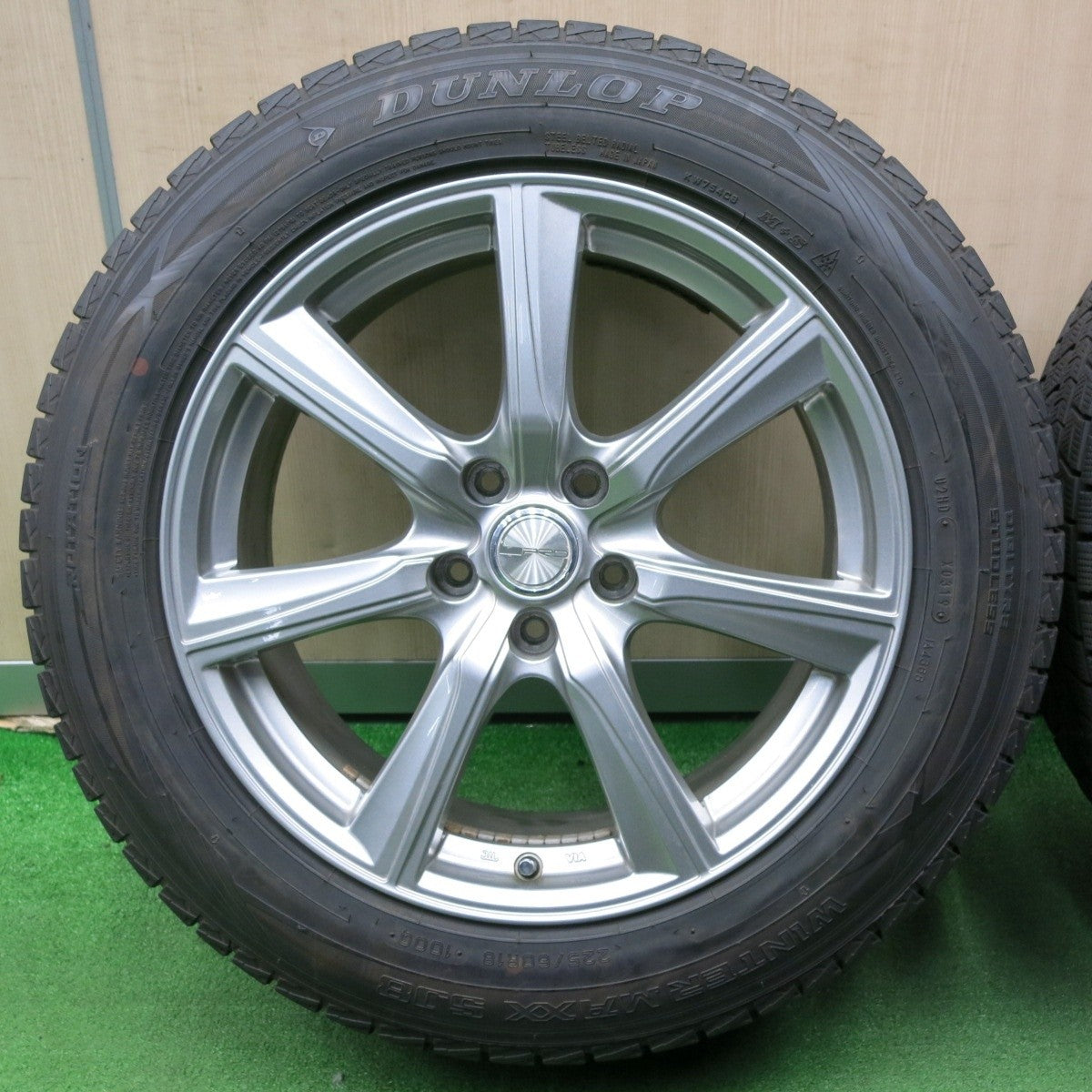 バリ溝！キレイ！9.5分★スタッドレス 225/60R18 ダンロップ ウインターマックス SJ8 PRD 18インチ PCD114.3/5H★4121404NJス