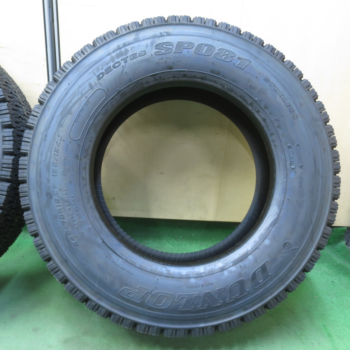 未使用！25年！2本★トラック バス タイヤ 245/70R19.5 136/134J スタッドレス ダンロップ デクテス SP081 DECTES 19.5インチ★6040601イスタ