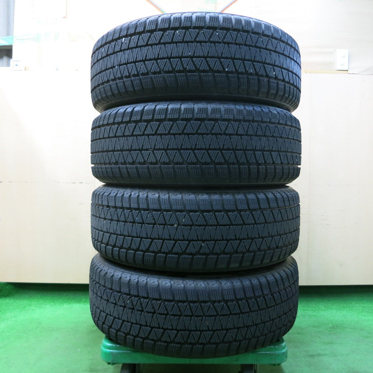 *送料無料* センサー付！バリ溝！22年！綺麗！9.5分★レクサス等 235/55R20 スタッドレス ブリヂストン ブリザック DM-V3 阿部商会 LF SPORT LF2 PCD114.3/5H★4041308イス