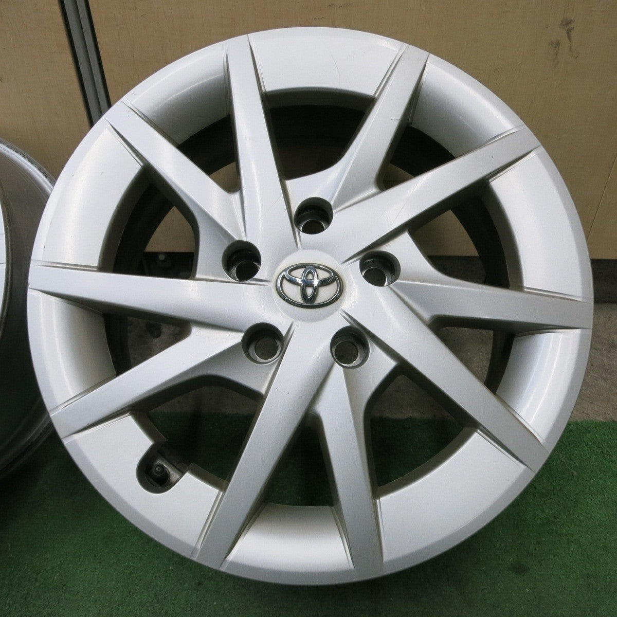 キレイ★トヨタ プリウスα 純正 ホイール 16インチ 16×6.5J PCD114.3/5H★5040106ナホ