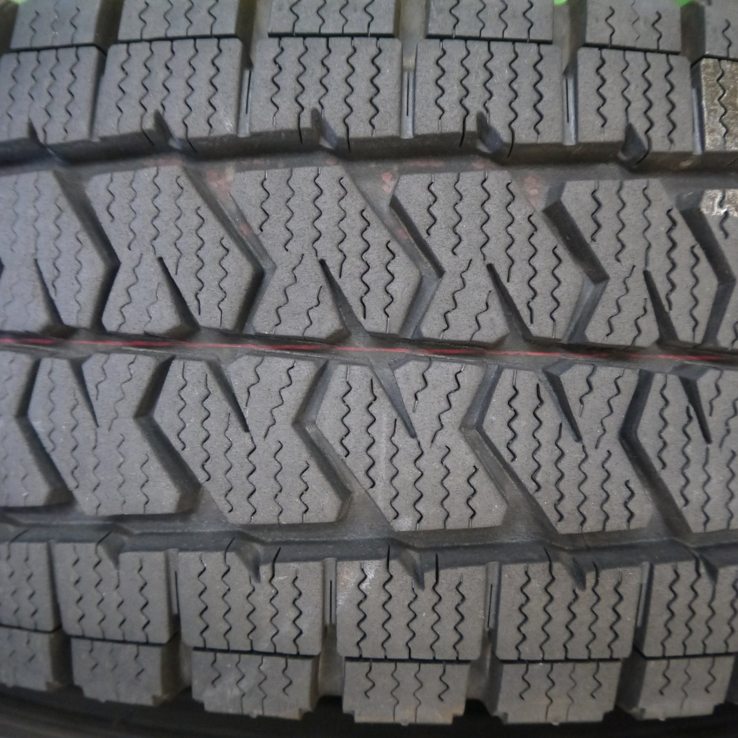 バリ溝！23年！9.5分★スタッドレス 195/80R15 107/105N ブリヂストン ブリザック VL10 タイヤ 15インチ ハイエース キャラバン 等★6070306Hスタ