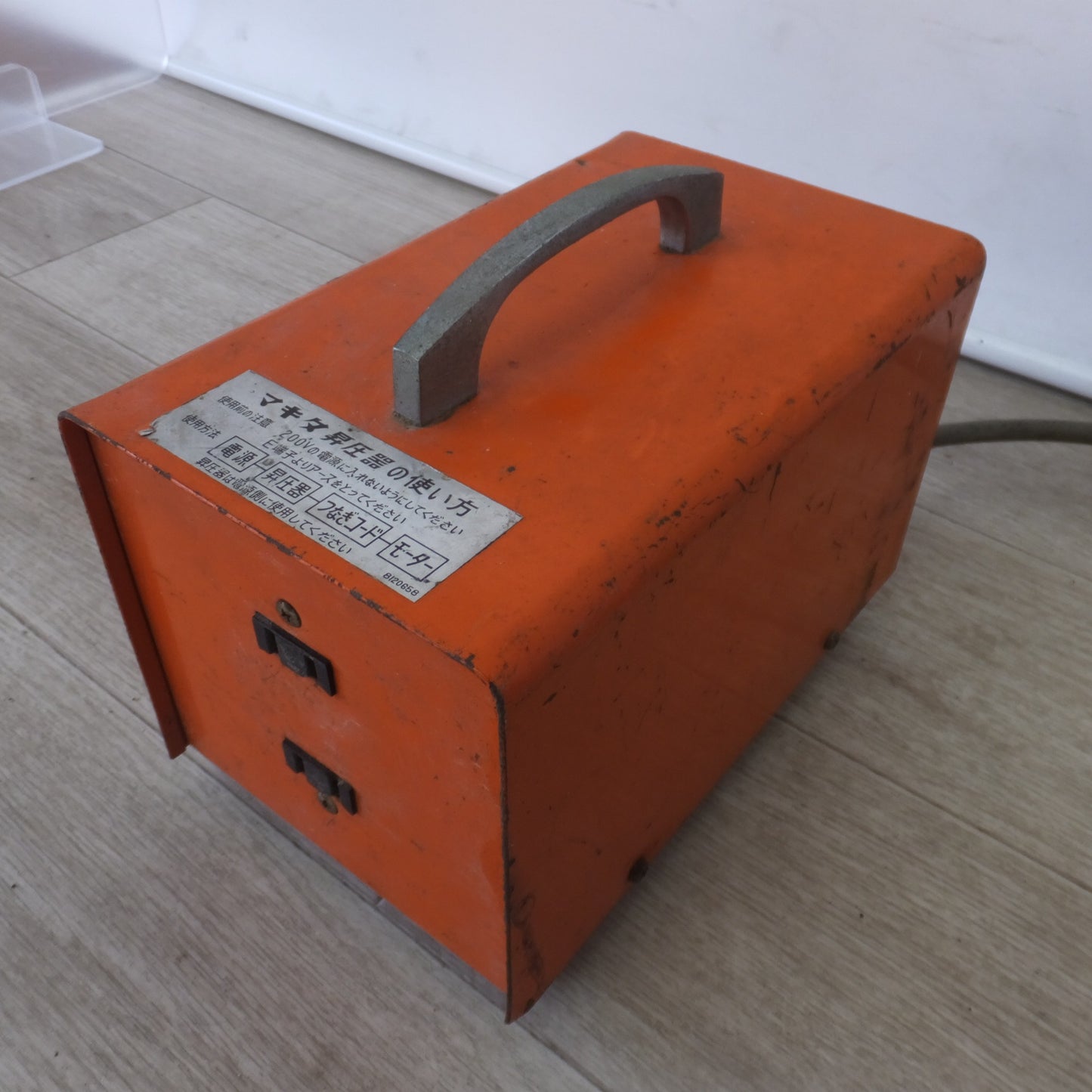 [送料無料] ★マキタ makita 昇圧器　1.5kVA 単相 50-60Hz 85V 110V 13.6A★