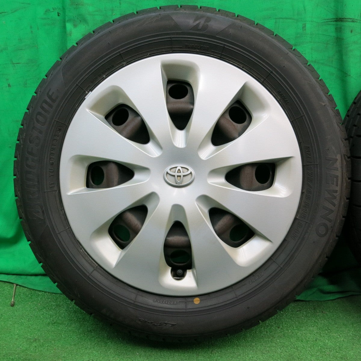 *送料無料* 超バリ溝！23年！ほぼ10分★トヨタ NHP10 アクア 純正 スチール 175/65R15 ブリヂストン NEWNO エコピア PCD100/4H★4052803ナノ