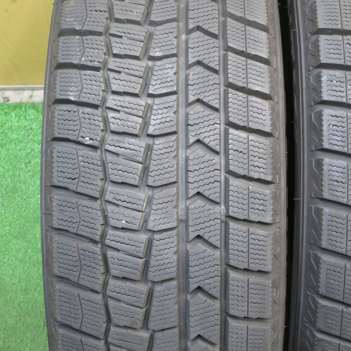 *送料無料* バリ溝！22年！9.5分以上★スタッドレス 195/65R15 ダンロップ ウインターマックス WM02 タイヤ 15インチ プリウス ノア ヴォクシー等★4033003KKスタ