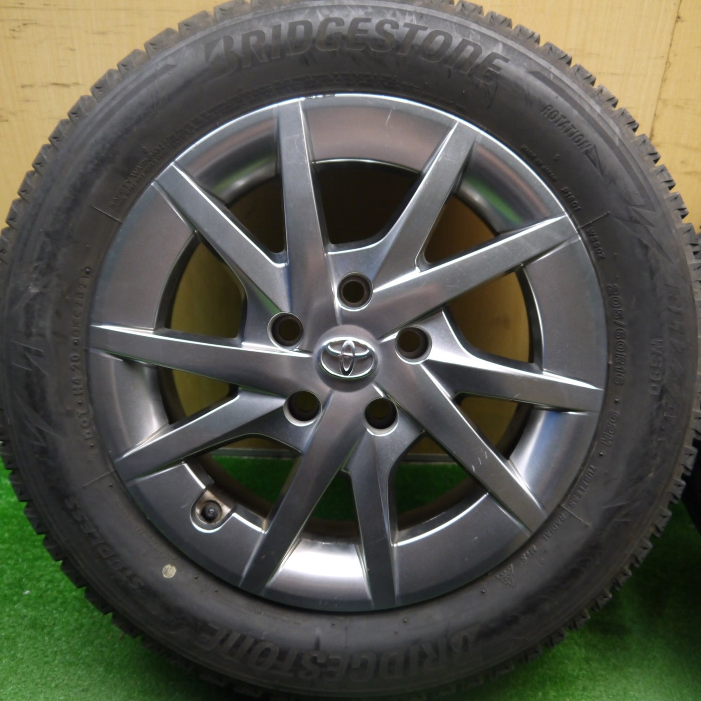 [送料無料] バリ溝！21年！9.5分★トヨタ プリウスα 純正 205/60R16 スタッドレス ブリヂストン ブリザック WS90 16インチ PCD114.3/5H★5032803Hス