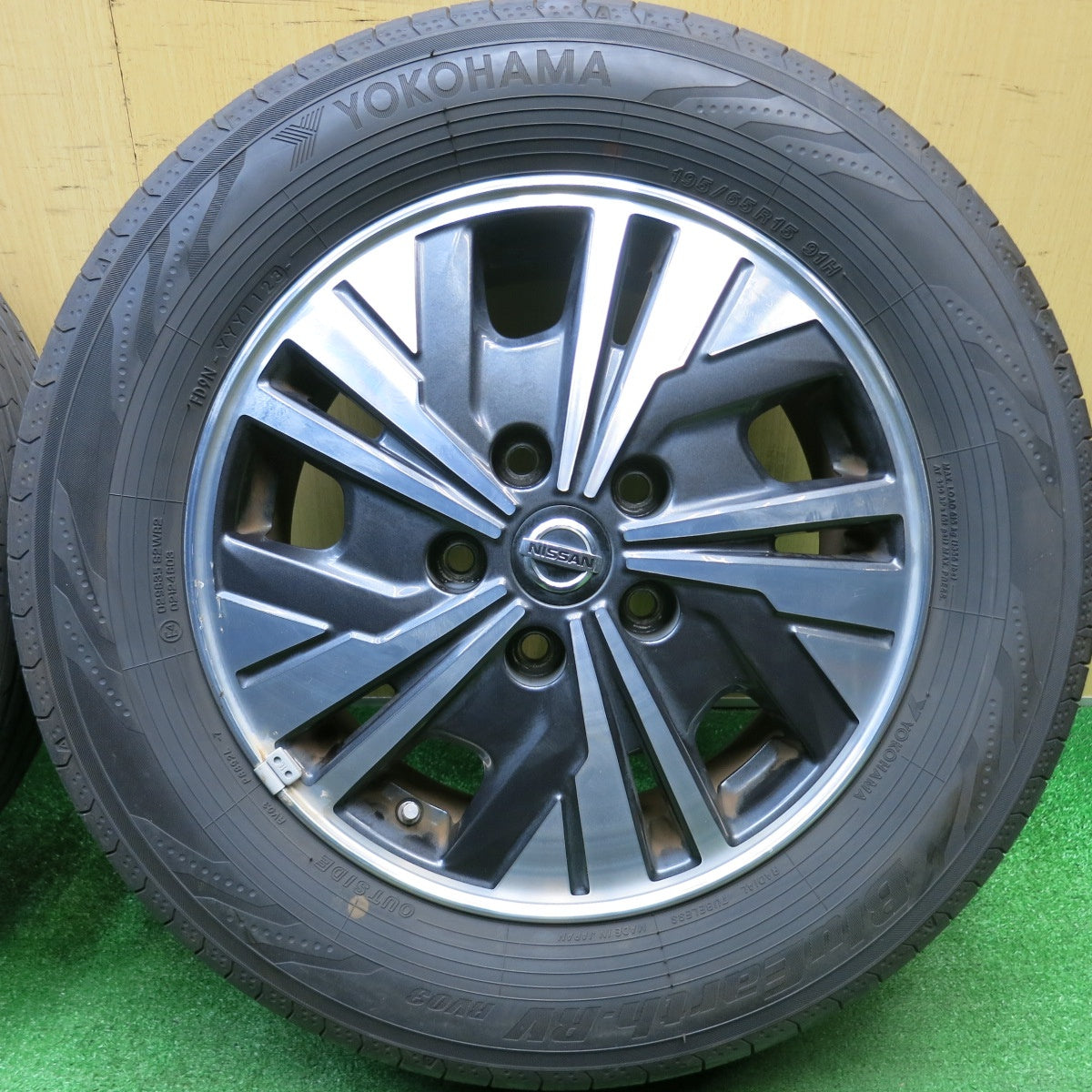 バリ溝！23年！9.5分★日産 C27 セレナ e-POWER 純正 195/65R15 ヨコハマ BluEarth-RV RV03 ブルーアース 15インチ PCD114.3/5H★6010502AKノ