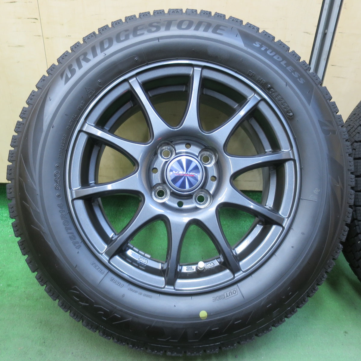 バリ溝！23年！キレイ！9.5分★スタッドレス 175/70R14 ブリヂストン ブリザック VRX2 VELVA CHARGE ヴェルヴァ 14インチ PCD100/4H★5112811イス