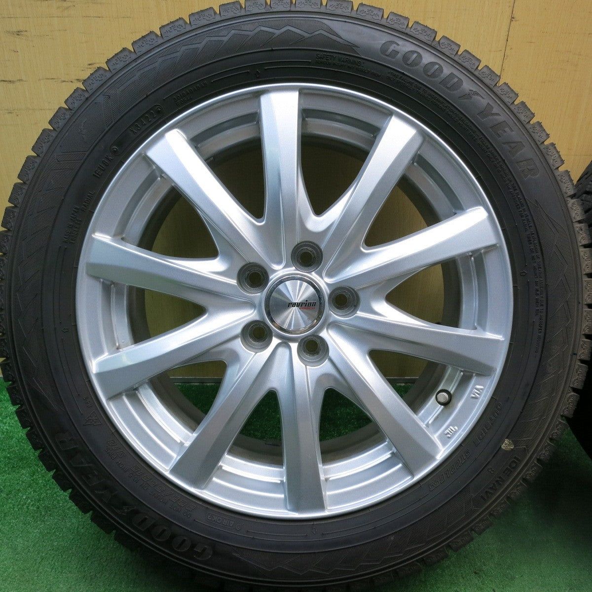 バリ溝！22年！キレイ！8.5分★インプレッサ 等 205/55R16 スタッドレス グッドイヤー アイスナビ8 ravrion RS01 ラブリオン 16インチ PCD100/5H★5071902HAス