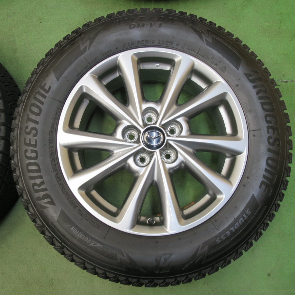 バリ溝！22年！キレイ！9.5分★マツダ CX-5 純正 225/65R17 スタッドレス ブリヂストン ブリザック DM-V3 17インチ CX5 PCD114.3/5H★5112202イス