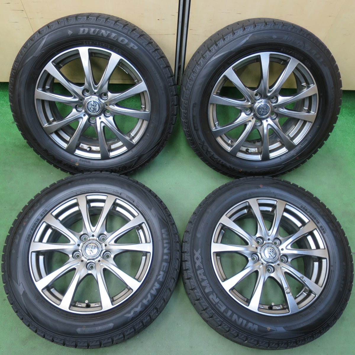 バリ溝！24年！9.5分★スタッドレス 205/60R16 ダンロップ ウインターマックス WM02 T.R.G. TRG 16インチ PCD114.3/5H★5110705イス