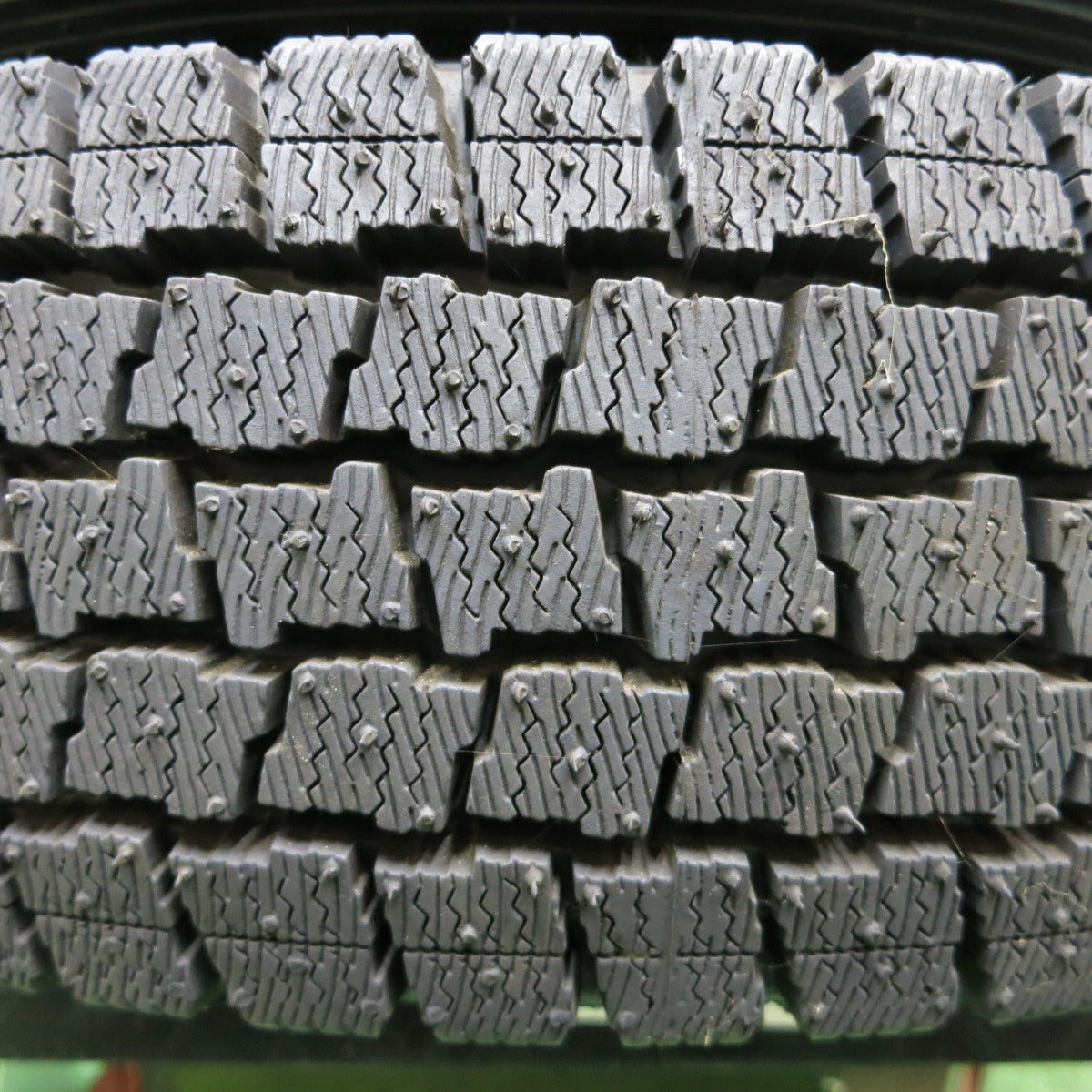*送料無料* 超バリ溝！キレイ！ほぼ10分★スタッドレス 145R12 6PR グッドイヤー アイスナビ CARGO スチール ホイール 12インチ PCD100/4H★4053108イス