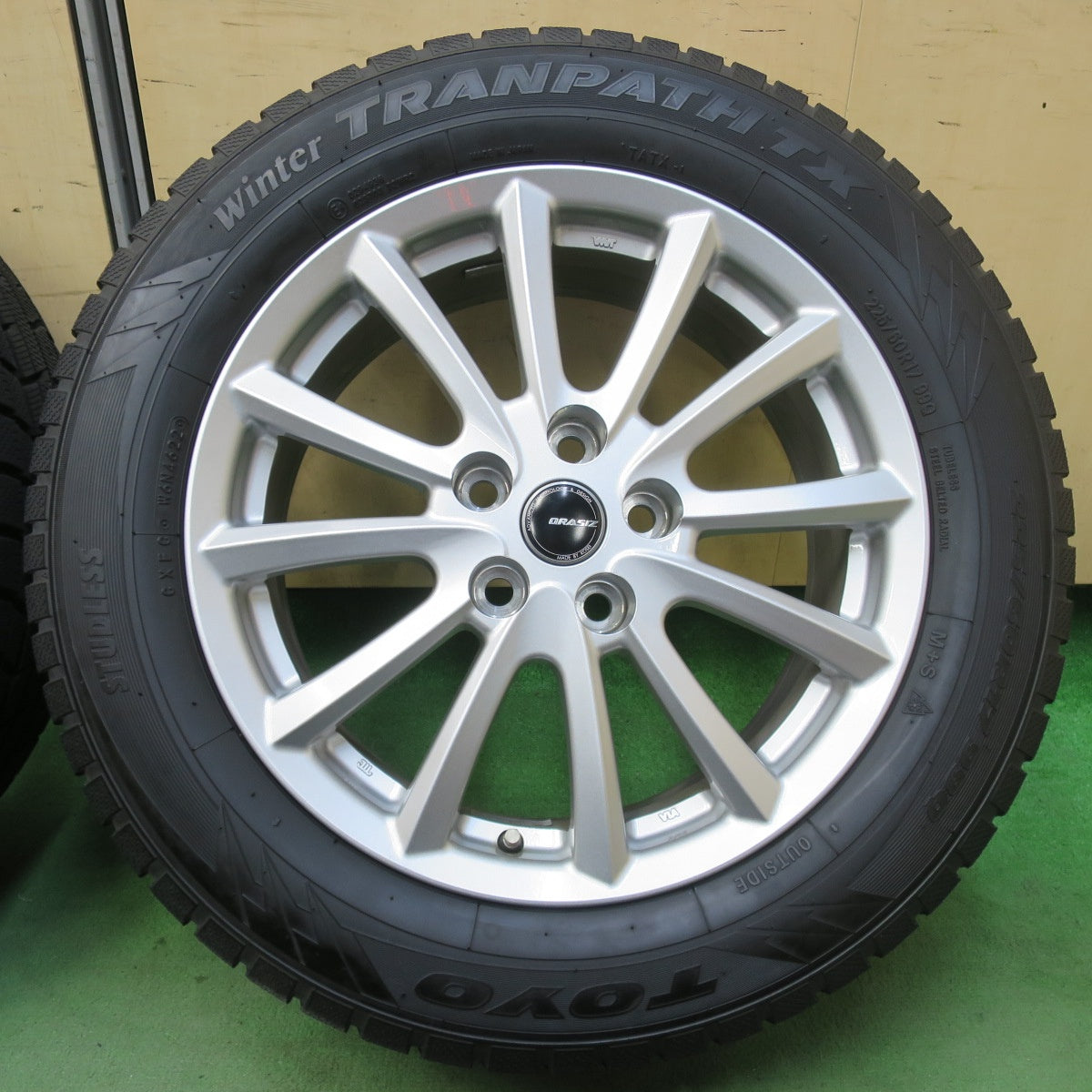 バリ溝！22年！キレイ！9.5分★スタッドレス 225/60R17 トーヨー ウインター トランパス TX QRASIZ VS6 KOSEI クレイシズ 17インチ PCD114.3/5H★5112802イス