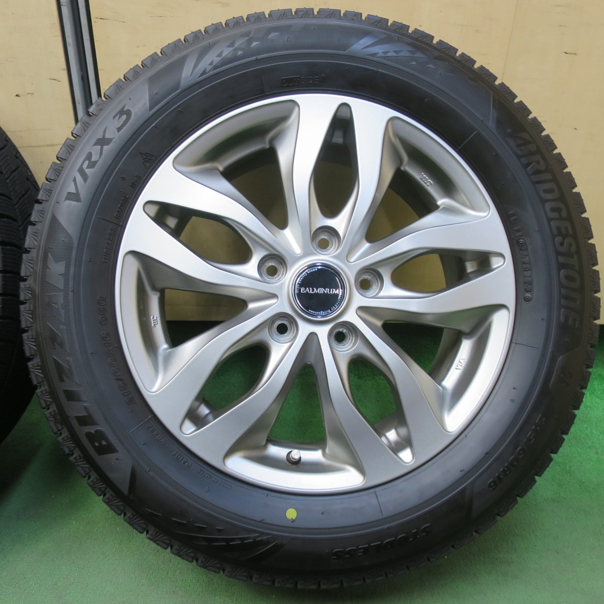 バリ溝！23年！キレイ！9.5分★スタッドレス 215/60R16 ブリヂストン ブリザック VRX3 BALMINUM バルミナ 16インチ PCD114.3/5H★5110814イス