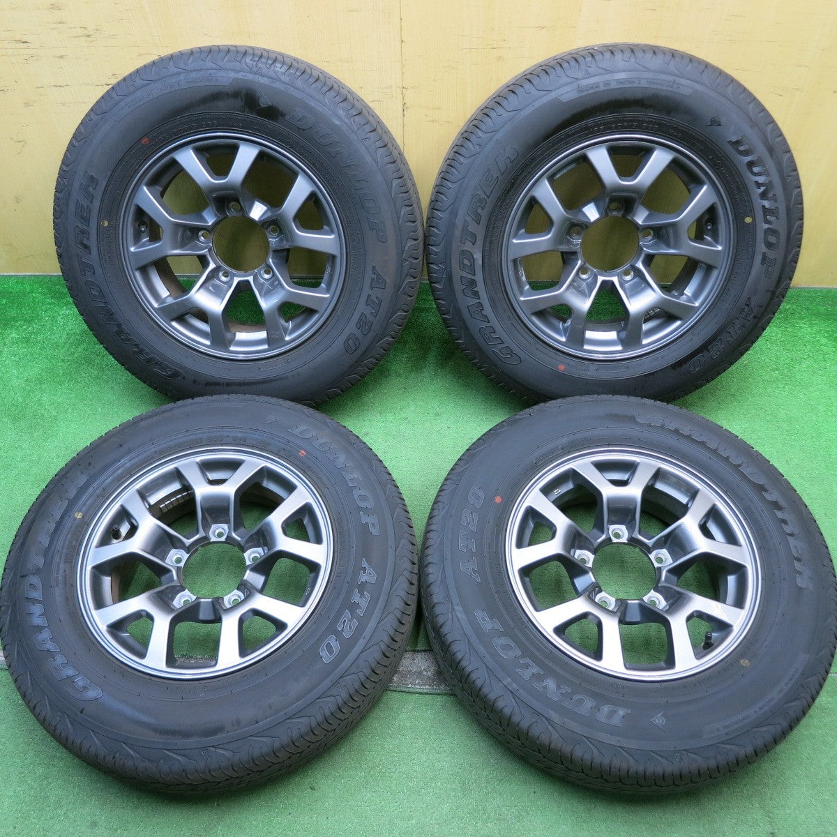バリ溝！24年！キレイ！8.5分★スズキ JB74Ｗ ジムニー シエラ 純正 195/80R15 ダンロップ AT20 グラントレック 15インチ PCD139.7/5H★5062207HAノ