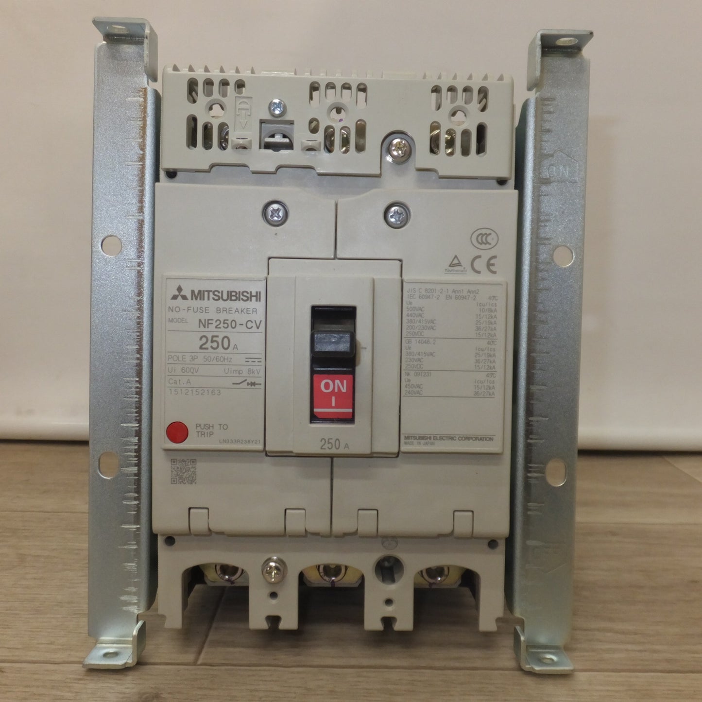 [送料無料] 未使用★三菱 MITSUBISHI 低圧遮断器 ノーヒューズブレーカー NF250-CV　250A POLE 3P 50/60Hz★