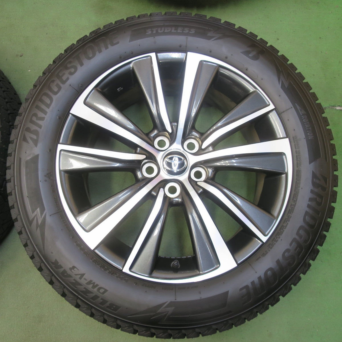 バリ溝！25年！キレイ！ほぼ10分◎トヨタ 80系 ハリアー Gグレード 純正 225/60R18 スタッドレス ブリヂストン ブリザック DM-V3 18インチ PCD114.3/5H◎6082404イス
