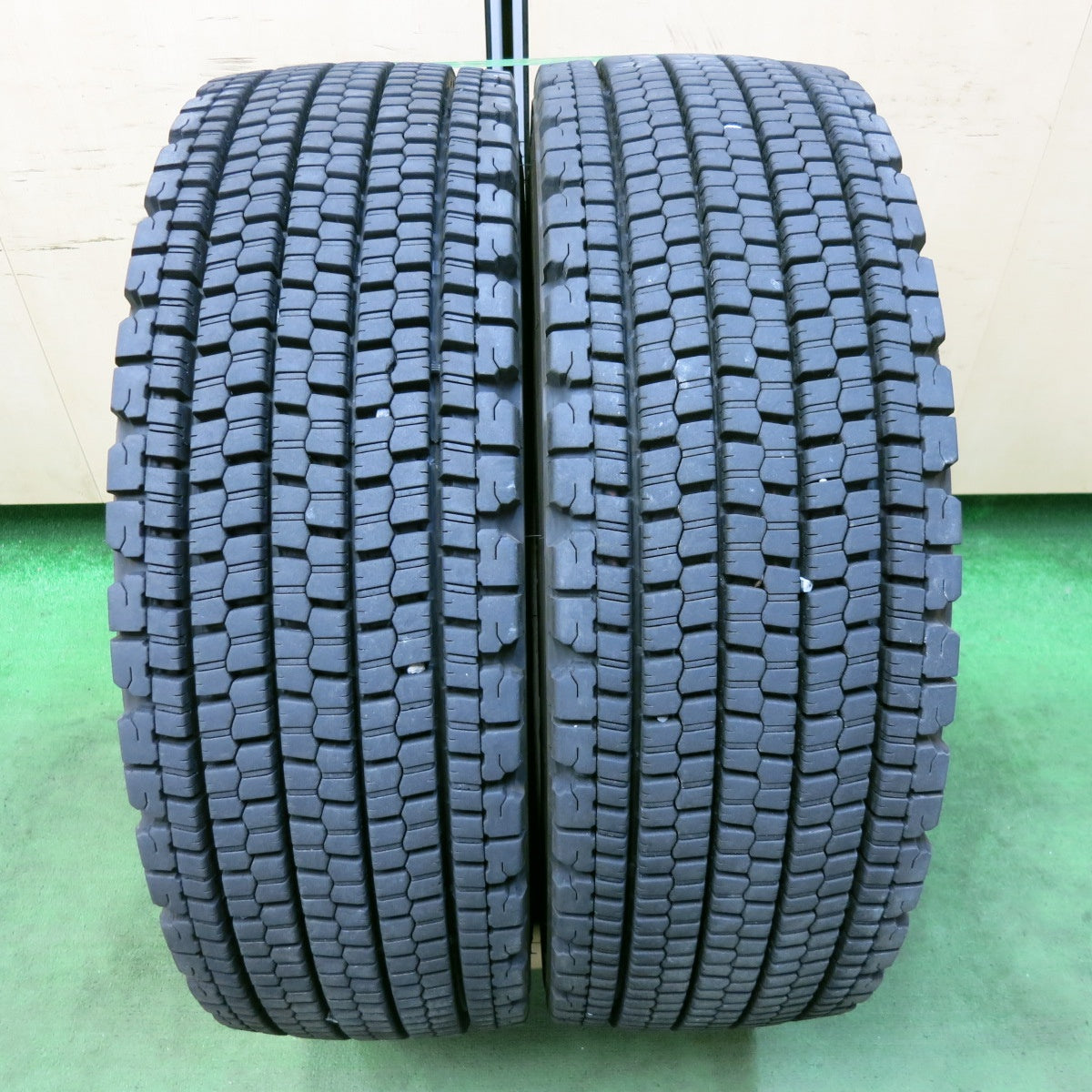 バリ溝！24年！9分！2本★トラック タイヤ 245/70R19.5 136/134J スタッドレス ブリヂストン W900 19.5インチ★5070409SYスタ