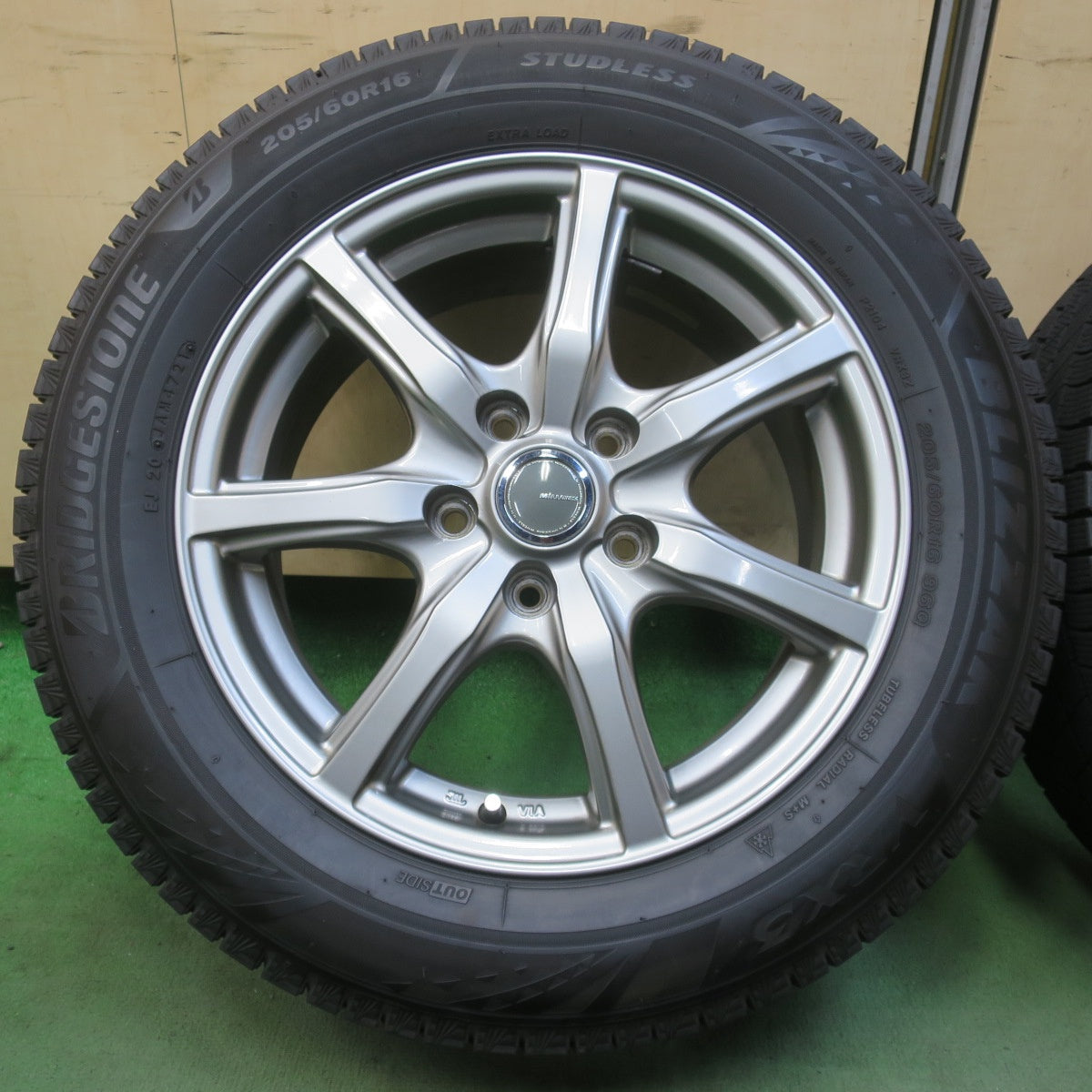 バリ溝！キレイ！9.5分◎スタッドレス 205/60R16 ブリヂストン ブリザック VRX3 MiLLOUS Ki ミルアス 16インチ PCD114.3/5H◎6072004イス