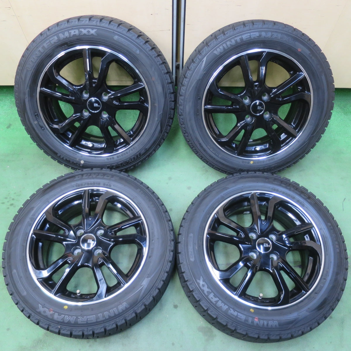 バリ溝！23年！キレイ！9.5分★スタッドレス 185/60R15 ダンロップ ウインターマックス WM02 BRANDLE-LINE ブランドルライン 15インチ PCD100/4H★6020410イス