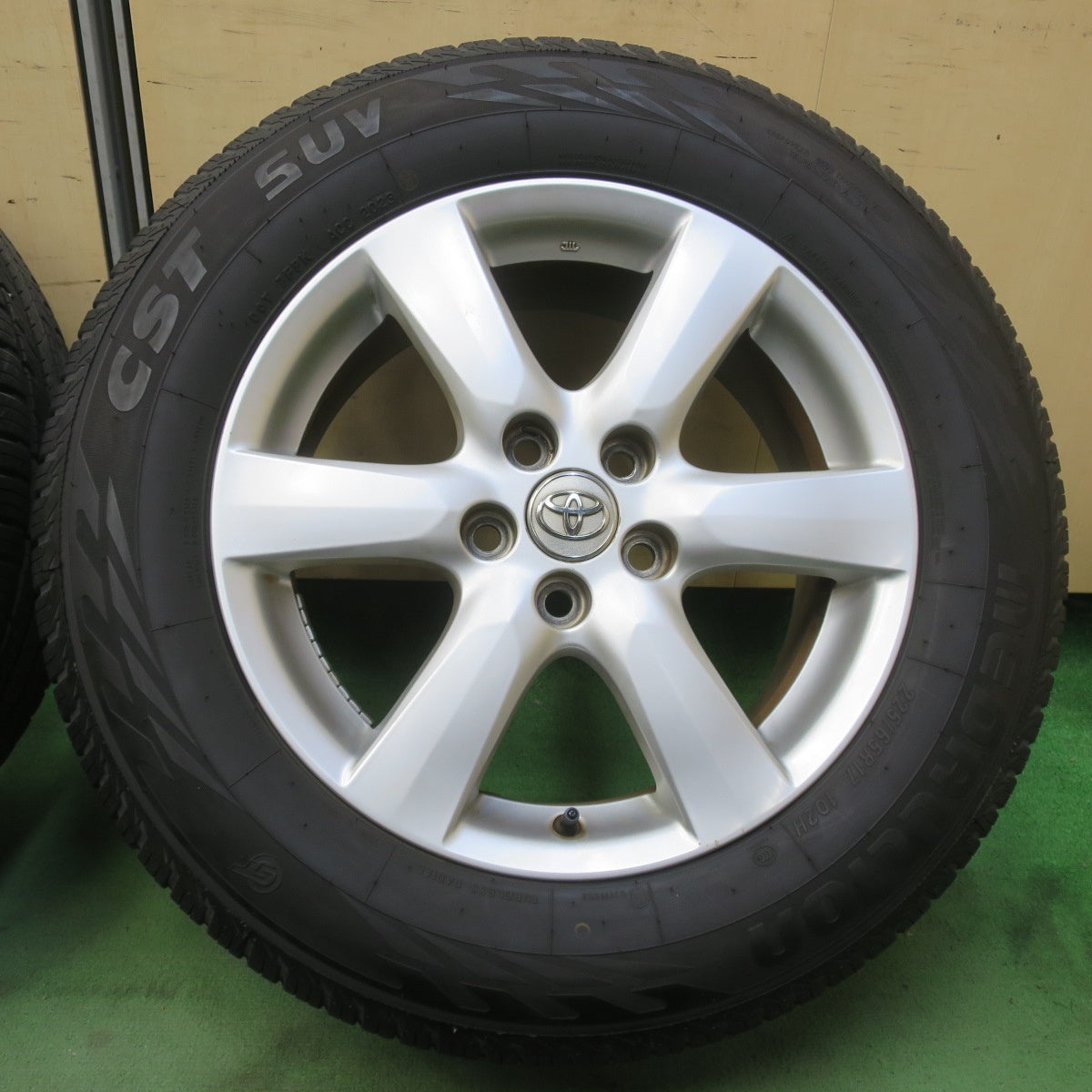 バリ溝！24年！9.5分以上★トヨタ ヴァンガード 純正 225/65R17 メダリオン CST SUV 17インチ PCD114.3/5H★6041102イノ