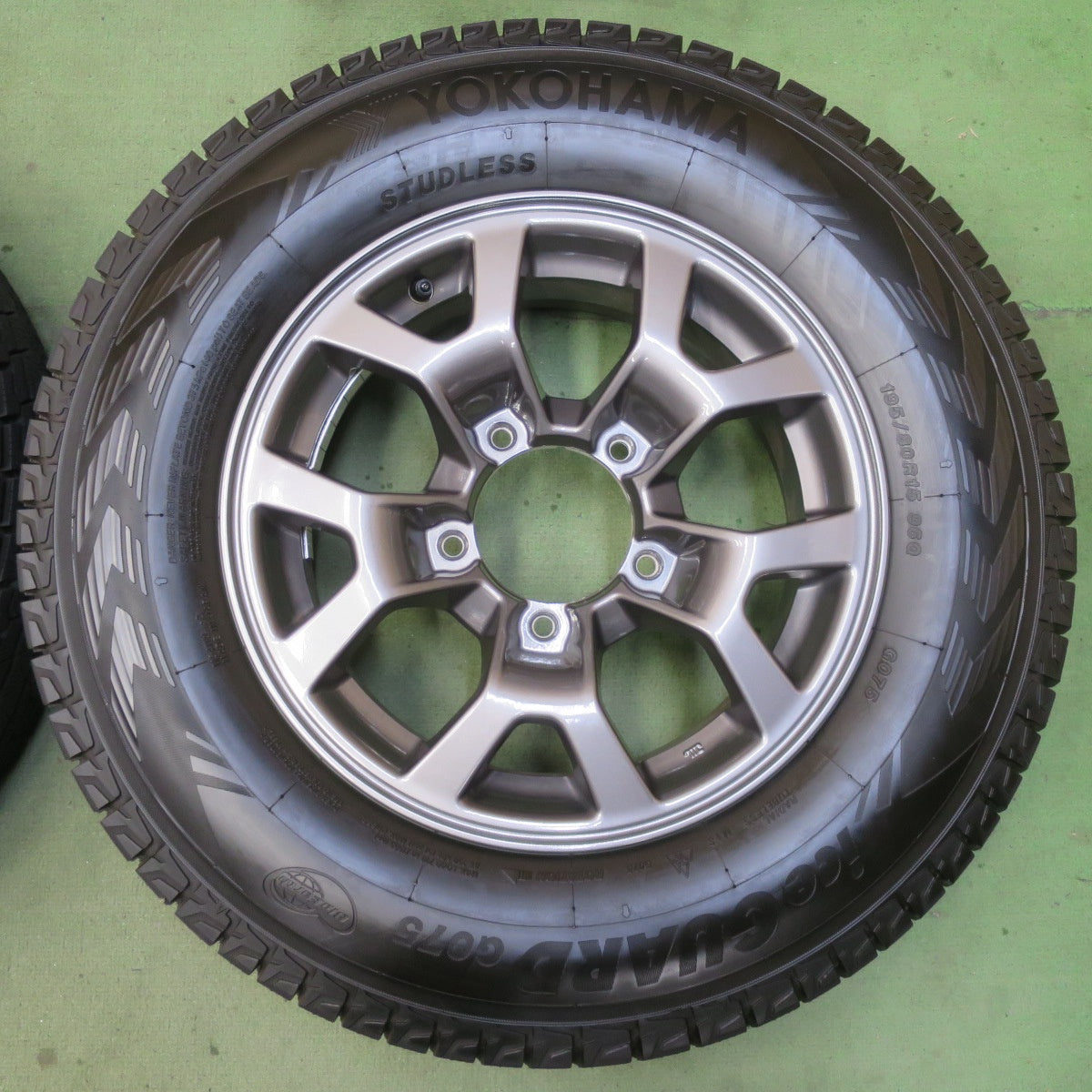 バリ溝！25年！キレイ！ほぼ10分◎スズキ JB74W ジムニー シエラ 純正 195/80R15 スタッドレス ヨコハマ アイスガード G075 15インチ PCD139.7/5H◎6090401イス