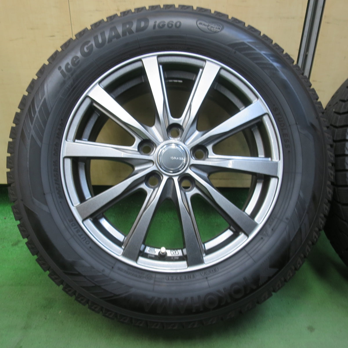 バリ溝！キレイ！9分★スタッドレス 205/65R16 ヨコハマ アイスガード iG60 GRASS グラス 16インチ PCD114.3/5H★6011705イス