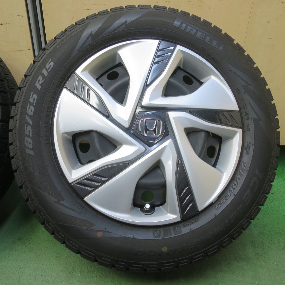 キレイ★ホンダ フリード 純正 スチール 185/65R15 スタッドレス ピレリ アイスアシンメトリコ 15インチ PCD114.3/5H★6052608イス