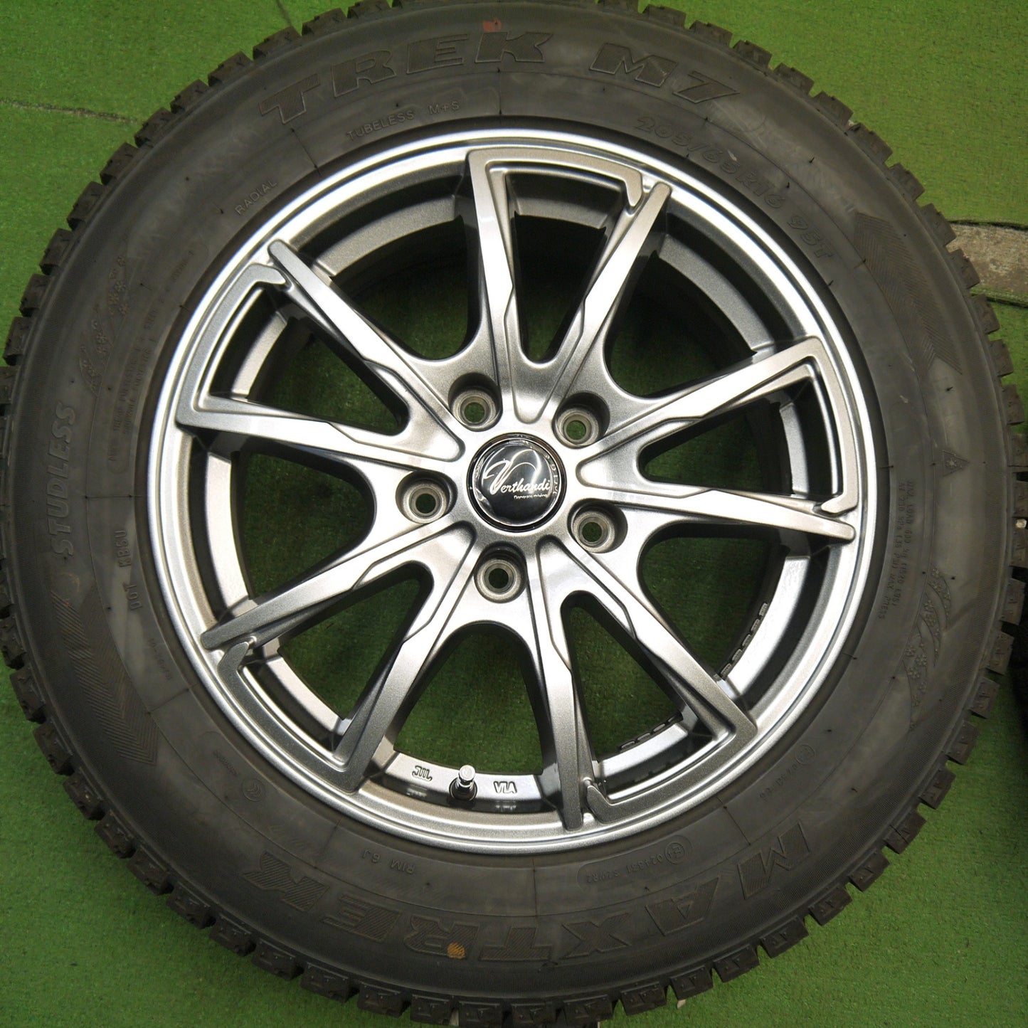 バリ溝！24年！キレイ！9.5分★スタッドレス 205/65R16 マックストレック TREK M7 Verthandi ヴェルサンディ ヴェルザンディ 16インチ PCD114.3/5H★5052303Hス