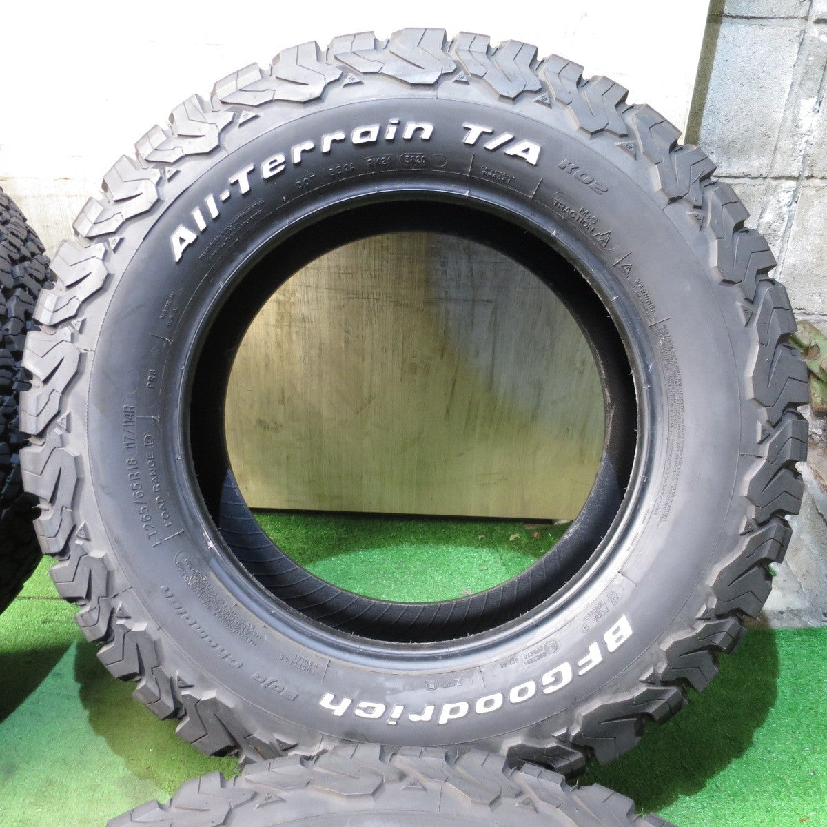 *送料無料* バリ溝！20年！9.5分★265/65R18 BFグッドリッチ All-Terrain T/A KO2 ホワイトレター ランクル プラド ハイラックス等★4041201クノタ