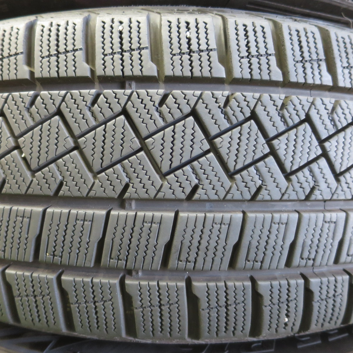 バリ溝！24年！キレイ！8.5分★ボルボ 等 VST タイプRS 205/55R16 スタッドレス ピレリ アイスゼロ アシンメトリコ 16インチ PCD108/5H★6042507イス