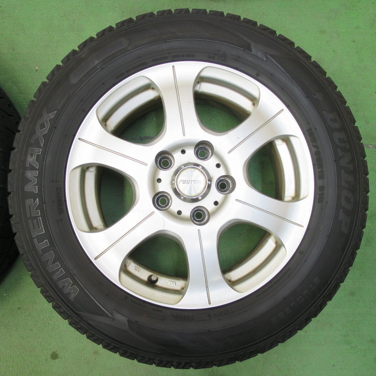 バリ溝！22年！9.5分以上★スタッドレス 195/65R15 ダンロップ ウインターマックス WM02 ravrion ラブリオン 15インチ PCD114.3/5H★5040502イス