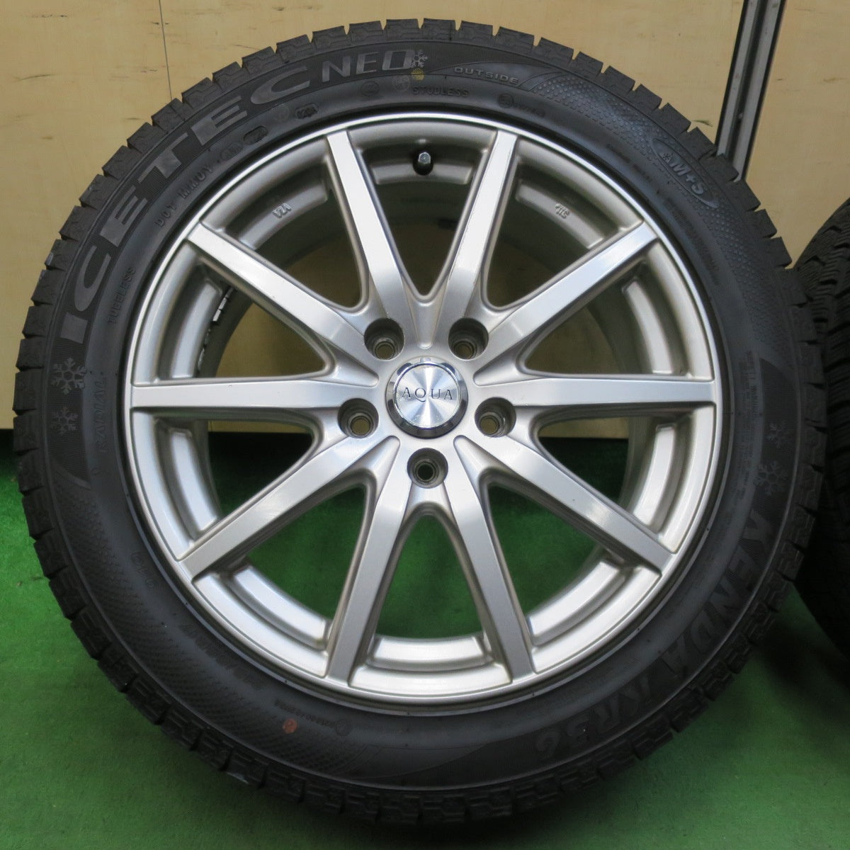 [送料無料] バリ溝！22年！9.5分以上★スタッドレス 215/55R17 ケンダ KR36 アイステック ネオ AQUA アクア 17インチ PCD114.3/5H★5010303イス