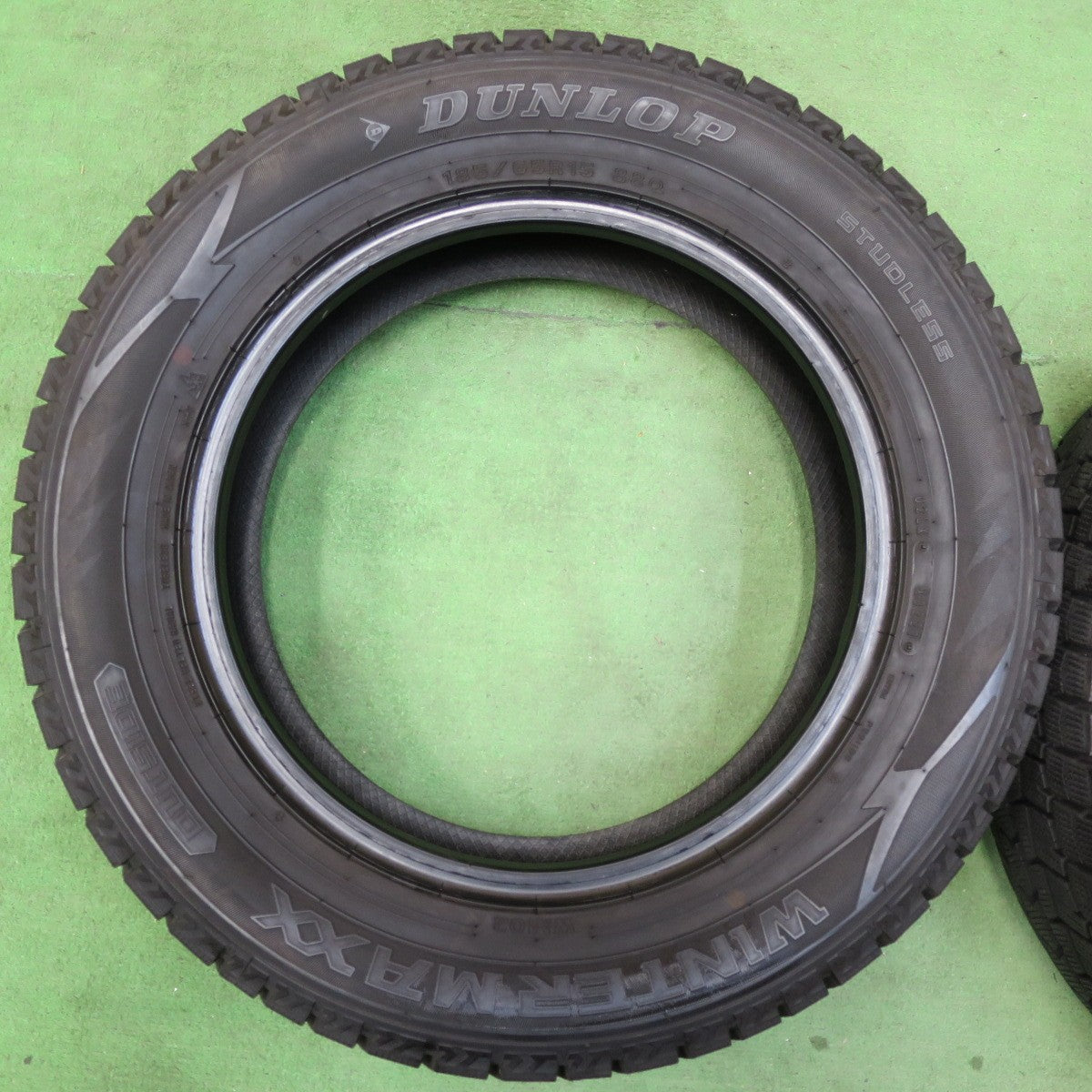 [送料無料] バリ溝！21年！9.5分★スタッドレス 185/65R15 ダンロップ ウインターマックス WM02 15インチ シエンタ ノート アクア フリード ヤリス等★5012404イスタ