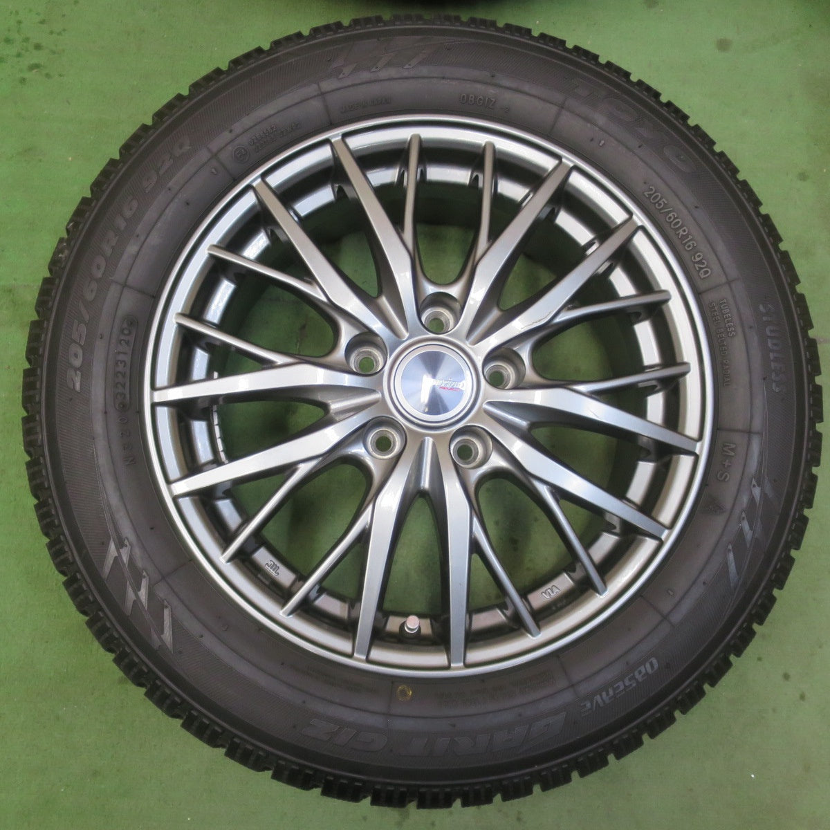 バリ溝！キレイ！9.5分以上★スタッドレス 205/60R16 トーヨー オブザーブ ガリット GIZ ravrion RM01 ラブリオン 16インチ PCD114.3/5H★6011613イス