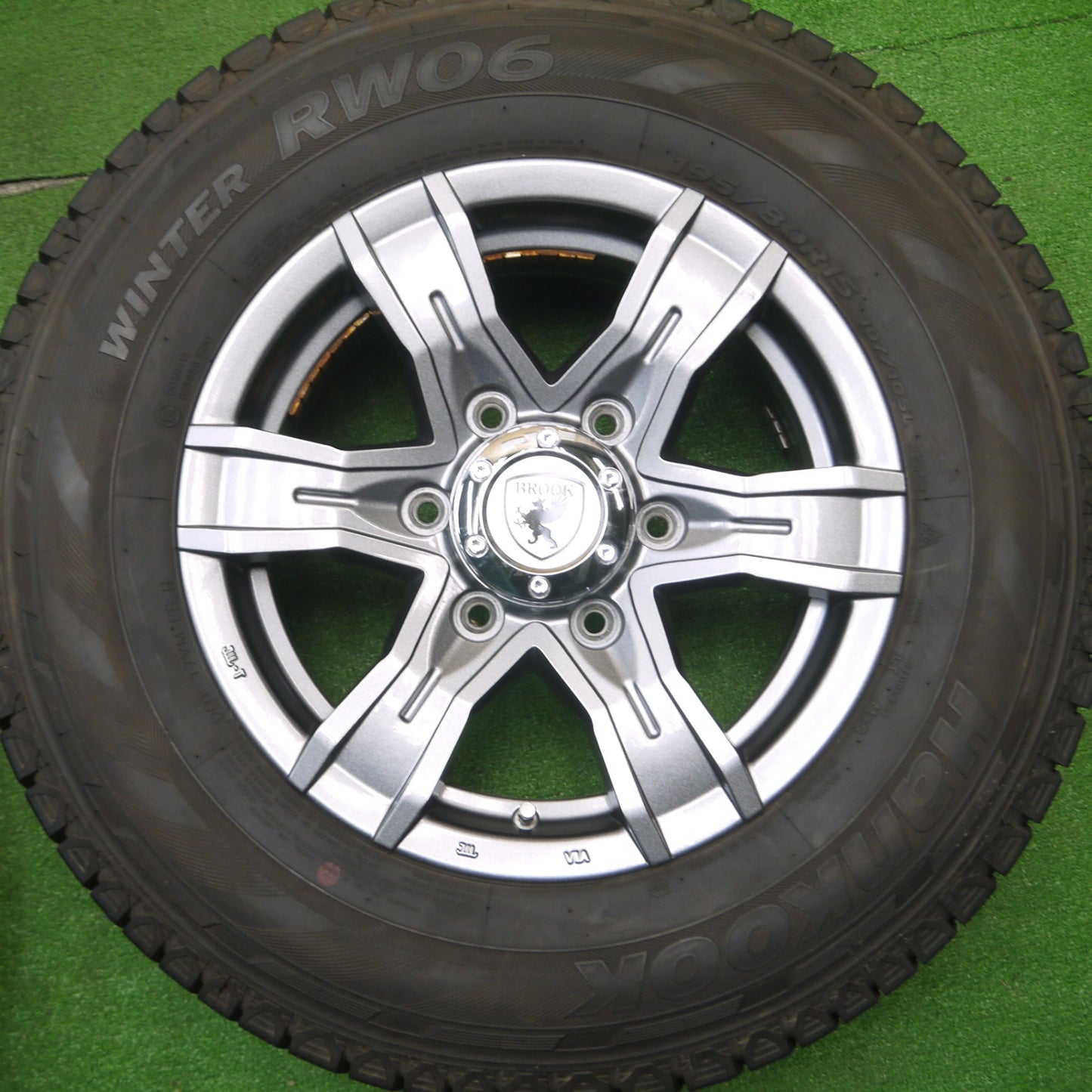 [送料無料] バリ溝！22年！キレイ！9.5分以上★スタッドレス ハイエース 等 195/80R15 107/105L ハンコック ウインター RW06 BROOK 15インチ PCD139.7/6H★4112503Hス