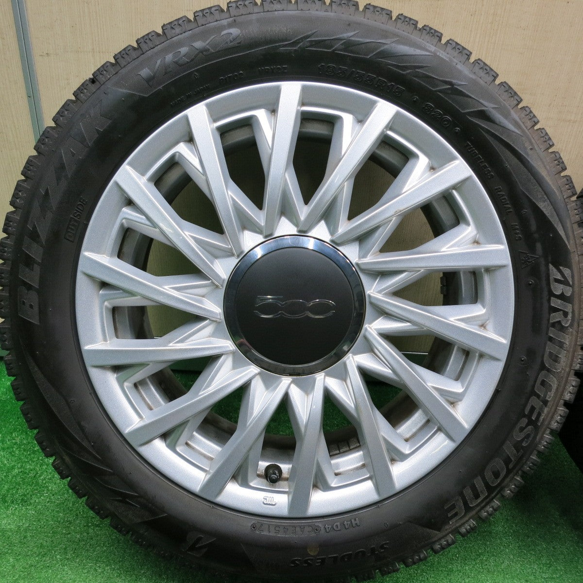 [送料無料] バリ溝！キレイ！9分★FIAT フィアット 500 純正 185/55R15 スタッドレス ブリヂストン ブリザック VRX2 15インチ PCD100/4H★4103102HAス