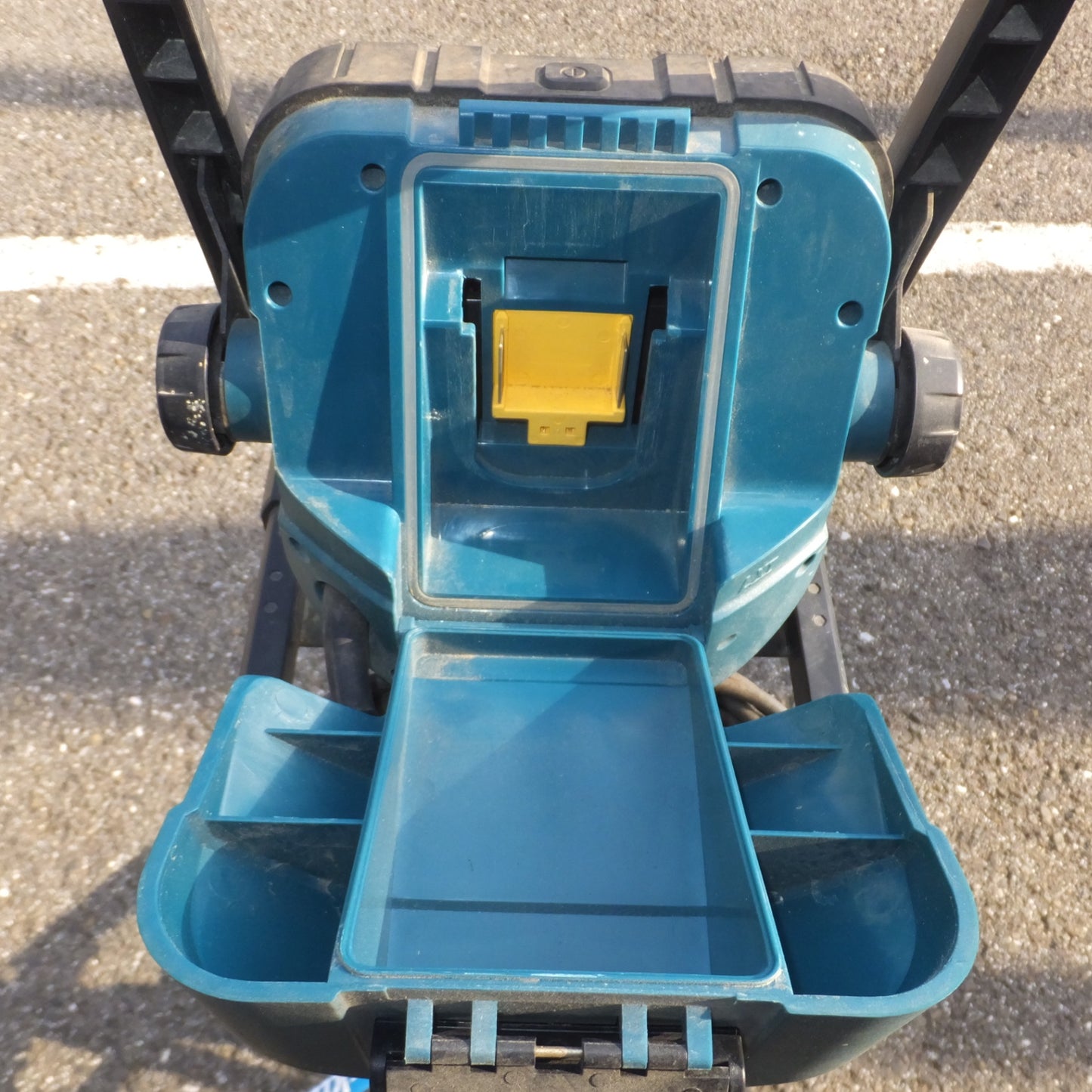 [送料無料] ★マキタ makita 充電式LEDスタンドライト ML805 AC100V 14.4V/18V 本体のみ　三脚 セット★