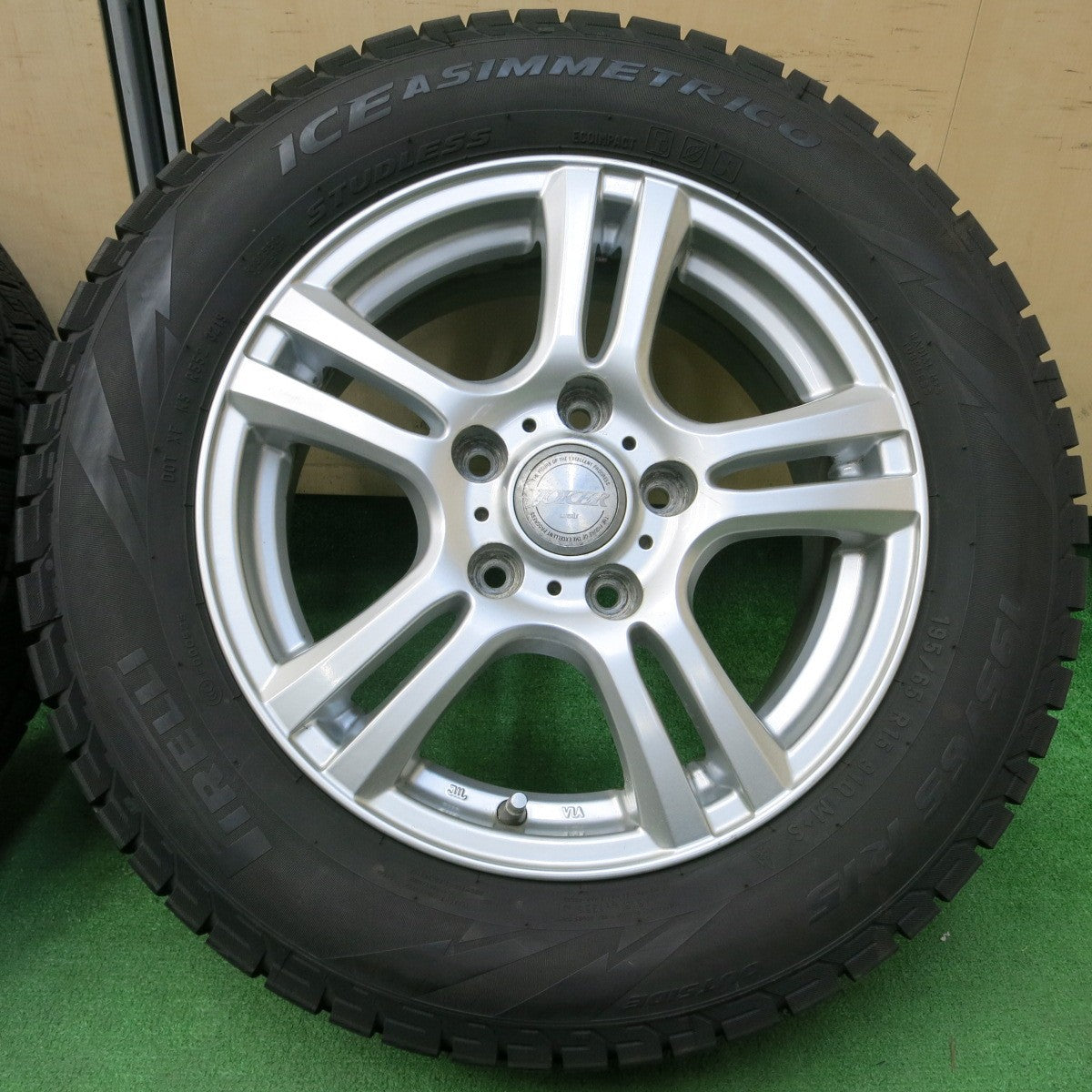 *送料無料* バリ溝！8.5分★スタッドレス 195/65R15 ピレリ アイスアシンメトリコ JOKER ジョーカー 15インチ PCD114.3/5H★4042912イス
