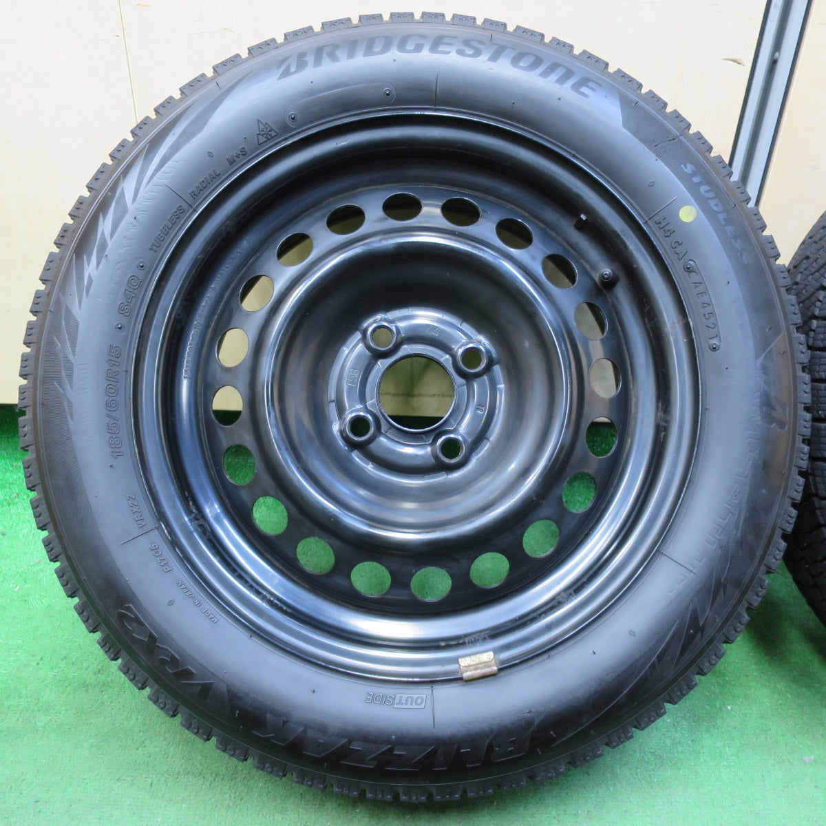 [送料無料] バリ溝！21年！キレイ！9分★スタッドレス 185/60R15 ブリヂストン ブリザック VRX2 スチール ホイール 15インチ PCD100/4H★4093015イス