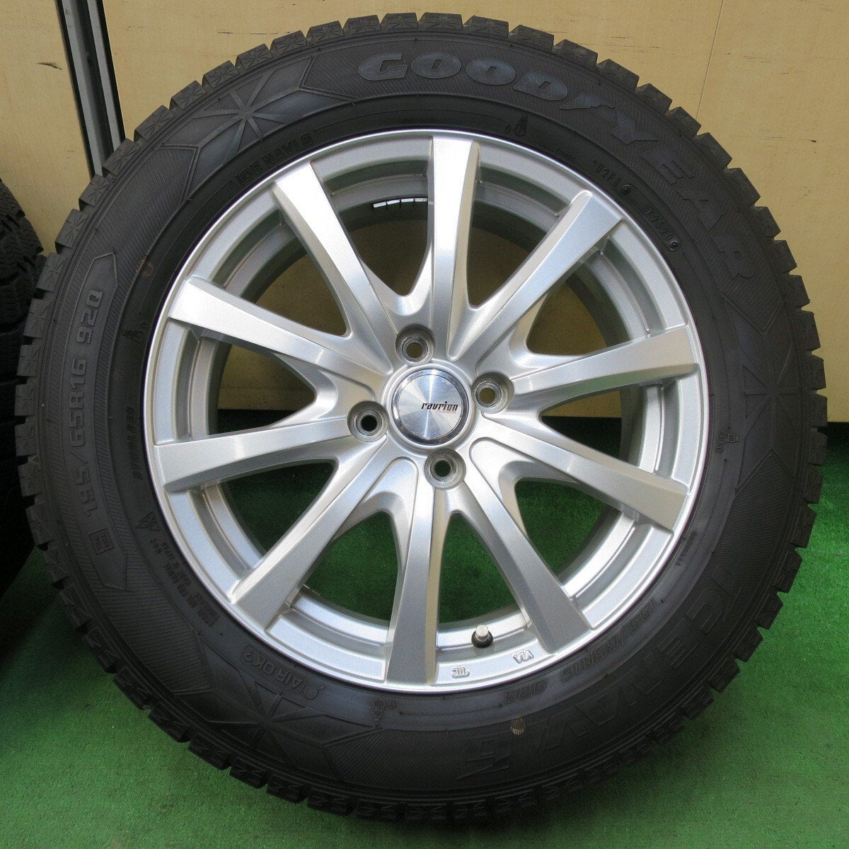 バリ溝！キレイ！8.5分★スタッドレス 195/65R16 グッドイヤー アイスナビ6 ravrion RS01 ラブリオン 16インチ PCD100/4H★4113007イス