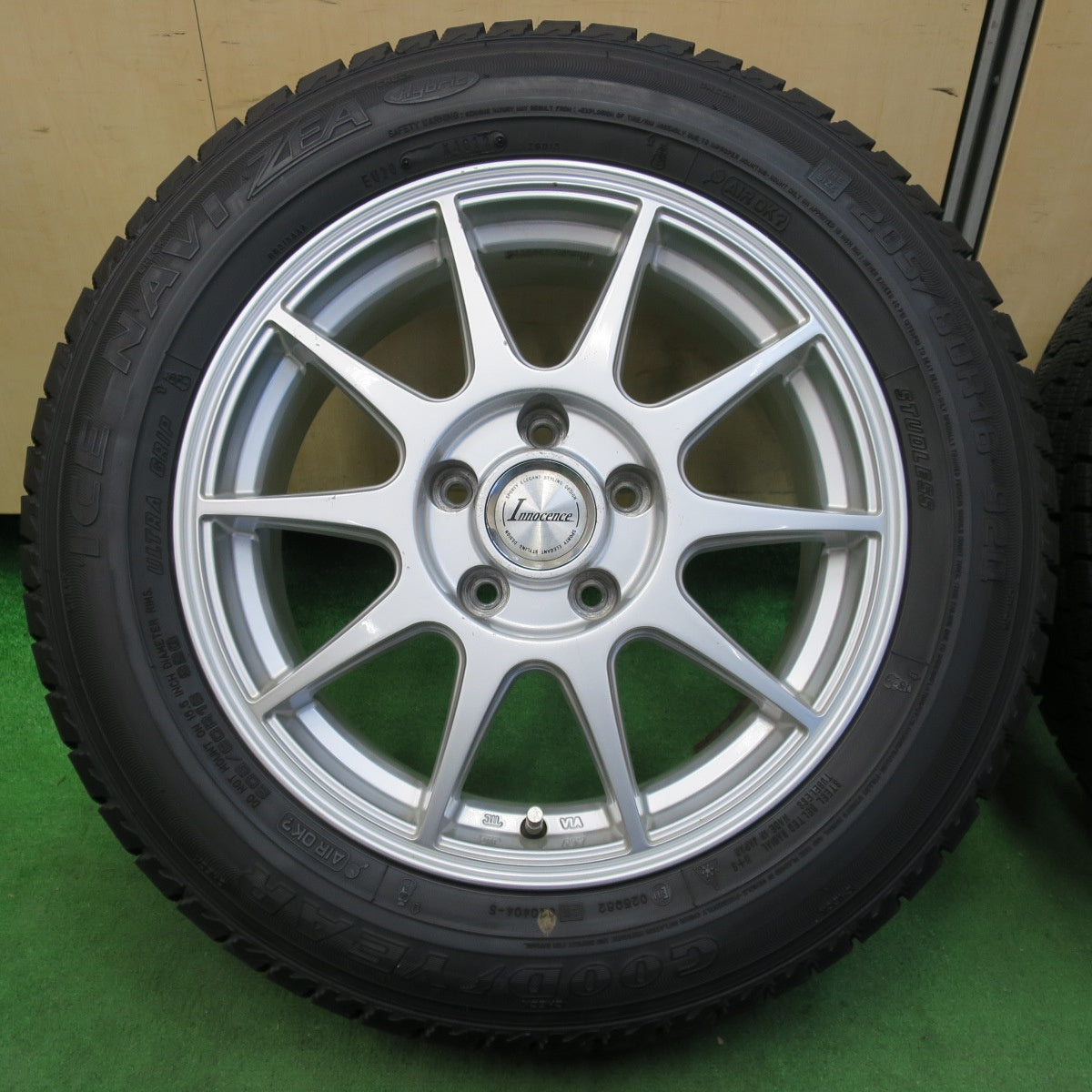 [送料無料] バリ溝！9.5分★スタッドレス 205/60R16 グッドイヤー アイスナビ ZEA Innocence イノセンス 16インチ PCD114.3/5H★4103006イス
