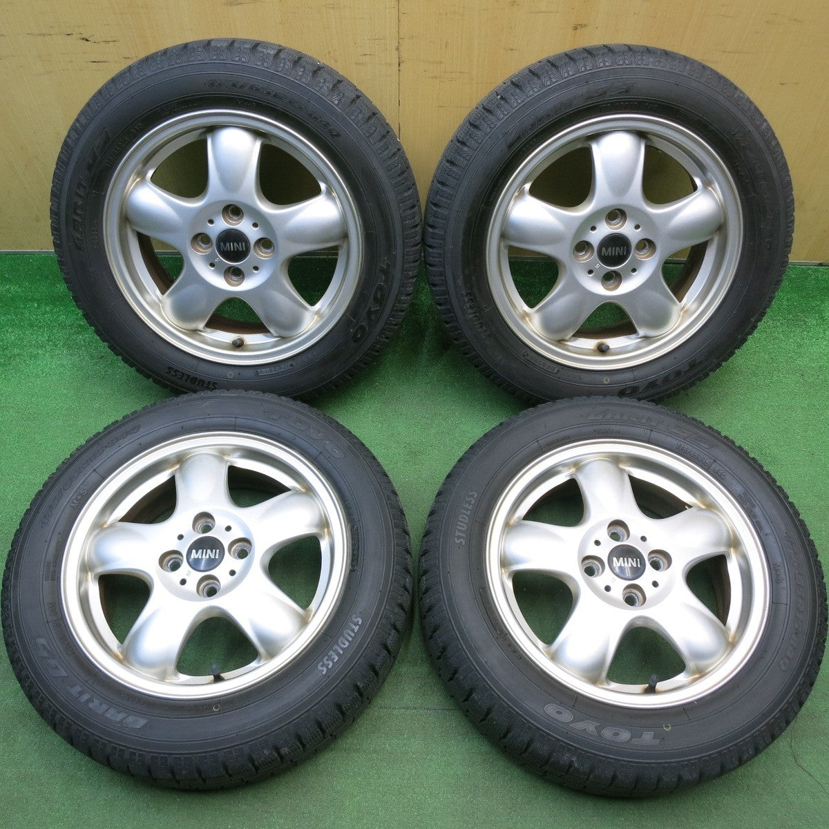 バリ溝！8.5分★MINI R55 R56 ミニ クーパー 純正 175/65R15 スタッドレス トーヨー ガリット G5 15インチ PCD100/4H★6032306HAス