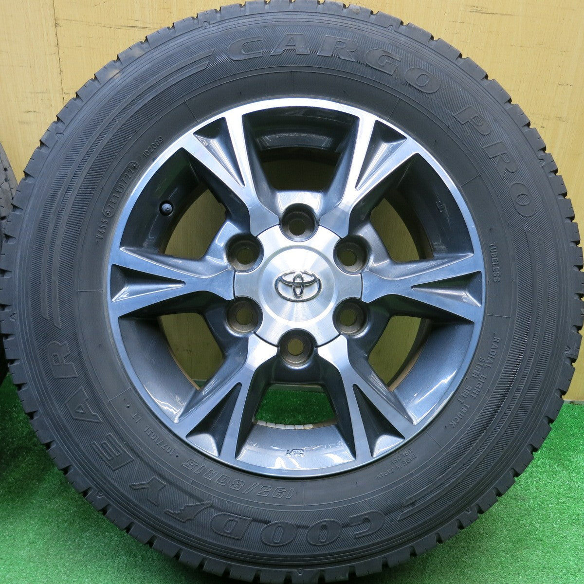4本価格！22年★トヨタ 200系 ハイエース 純正 OP 195/80R15 107/105L グッドイヤー カーゴ プロ CARGO PRO 15インチ PCD139.7/6H★6011714HAノ