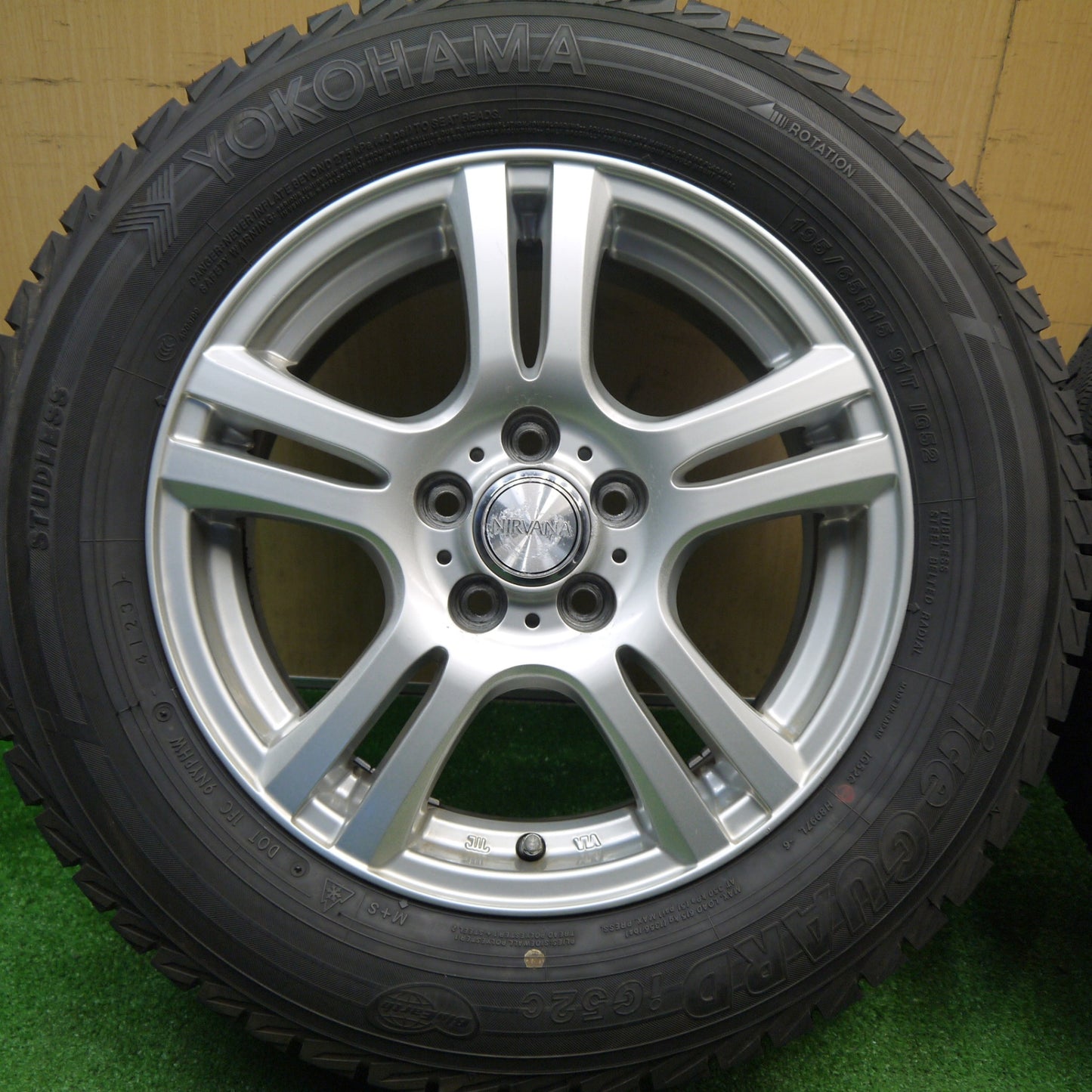 バリ溝！23年！キレイ！9.5分★プリウス 等 195/65R15 スタッドレス ヨコハマ アイスガード iG52C NIRVANA ニルバーナ ニルヴァーナ 15インチ PCD100/5H★5111105Hス